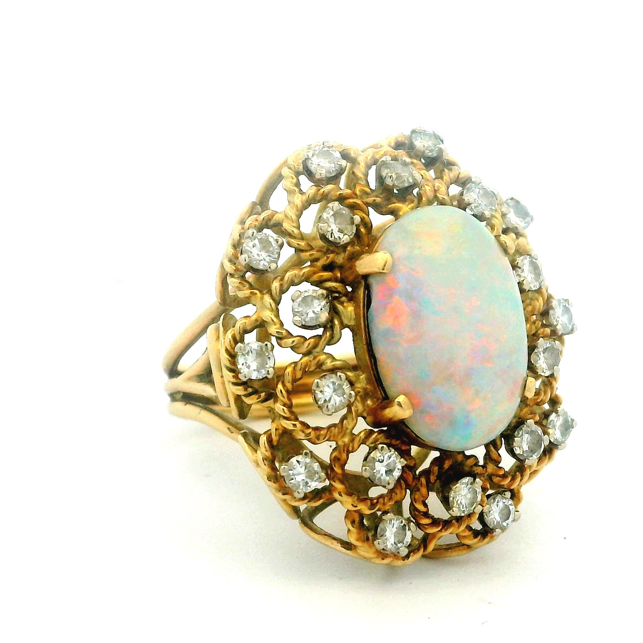 Un exquisito anillo de cóctel italiano de mediados de siglo, elaborado en oro amarillo de 14 quilates y con un luminoso ópalo australiano natural de aproximadamente 6,5 quilates. El ópalo muestra un juego de colores de ensueño y acuarela: suaves