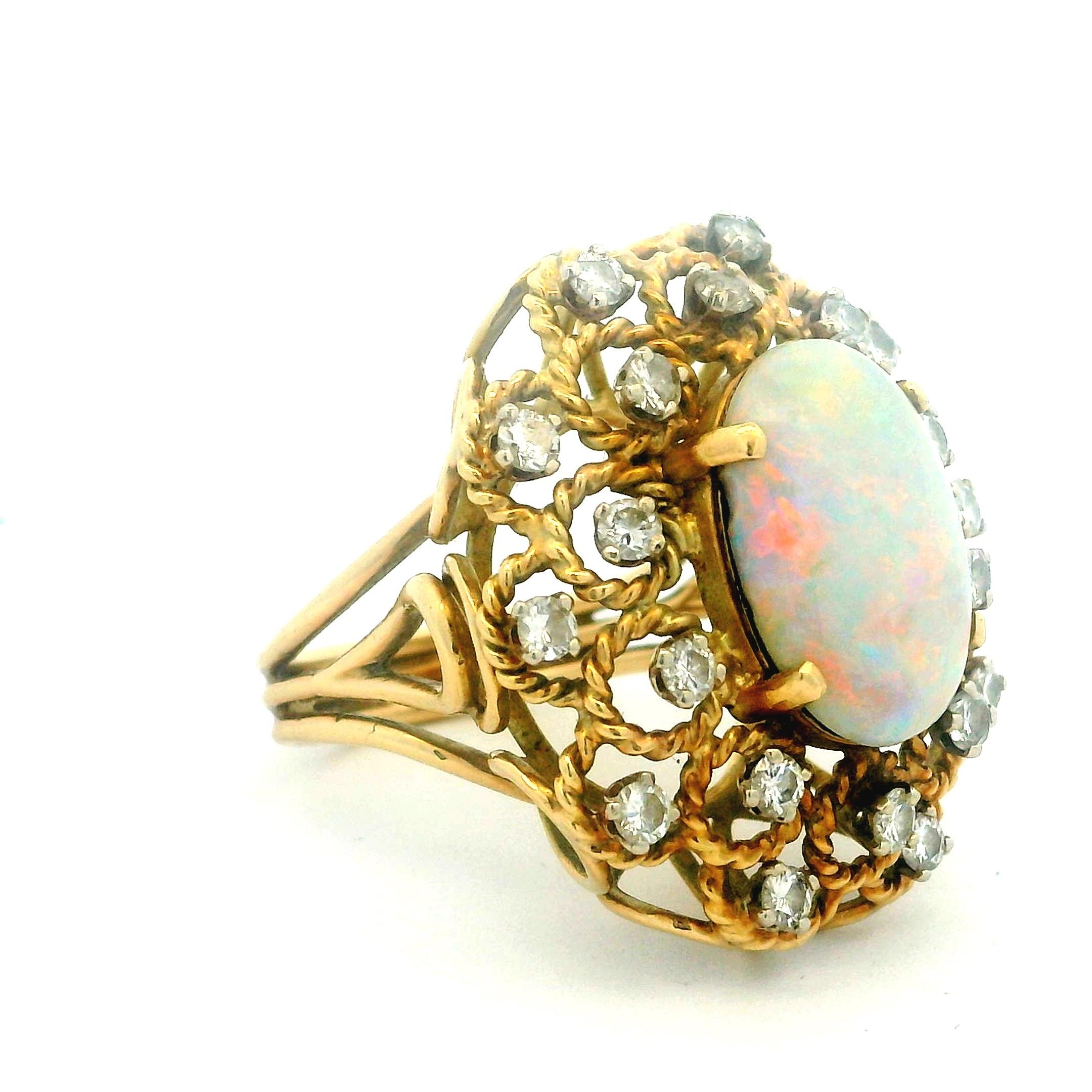 Anillo de cóctel italiano de mediados de siglo de oro de 14 quilates con ópalo australiano y diamantes, c. 1965 Modernista en venta