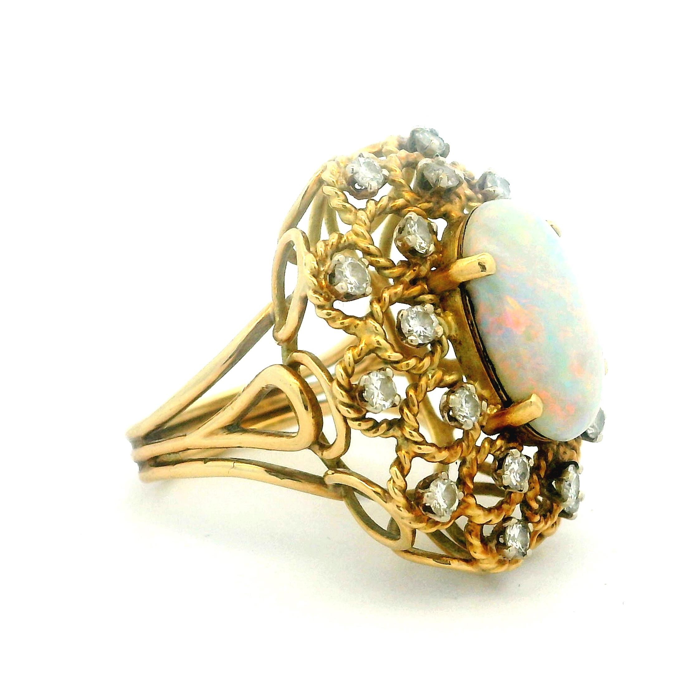 Anillo de cóctel italiano de mediados de siglo de oro de 14 quilates con ópalo australiano y diamantes, c. 1965 Corte mixto en venta