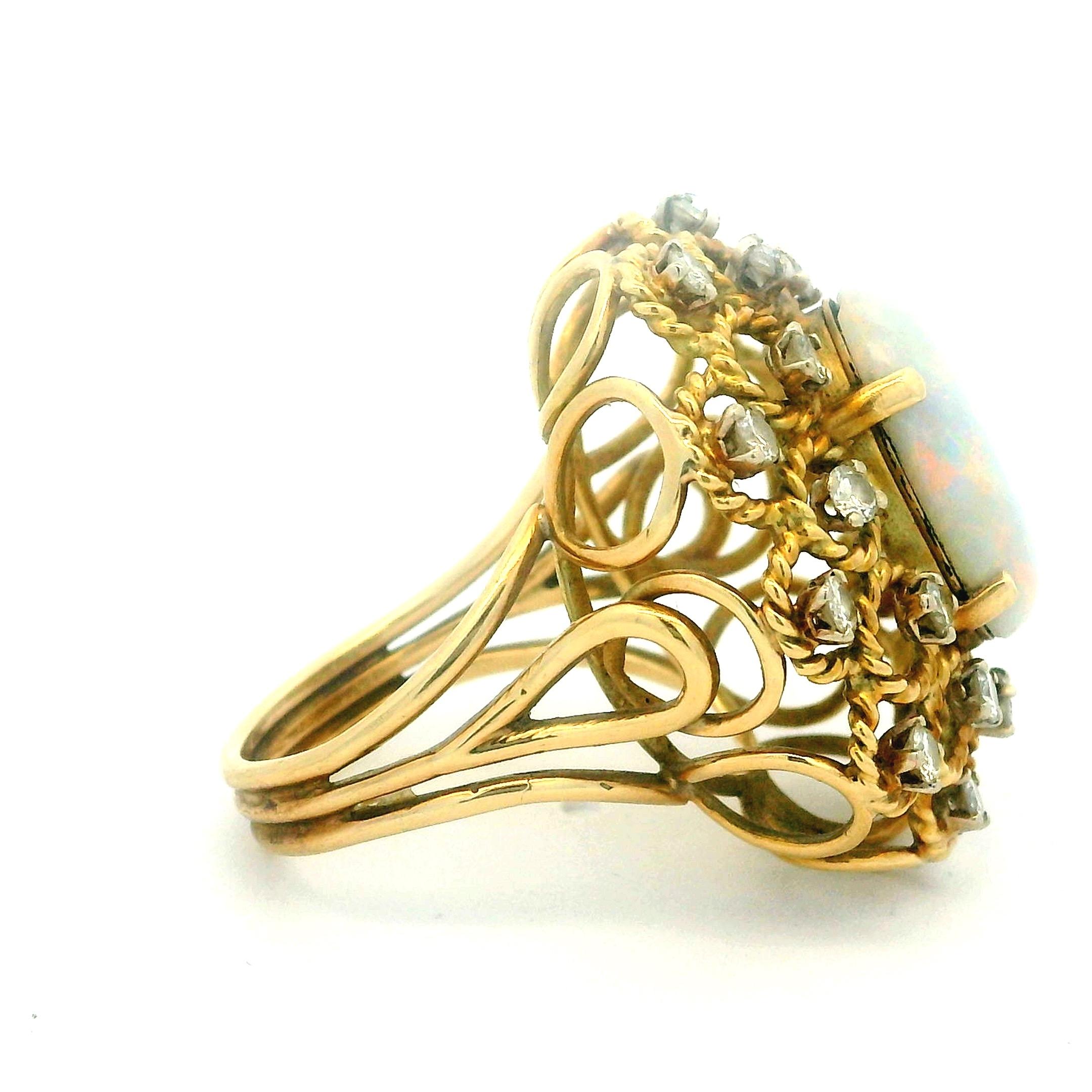 Anillo de cóctel italiano de mediados de siglo de oro de 14 quilates con ópalo australiano y diamantes, c. 1965 en Excelente estado para la venta en Miami, FL