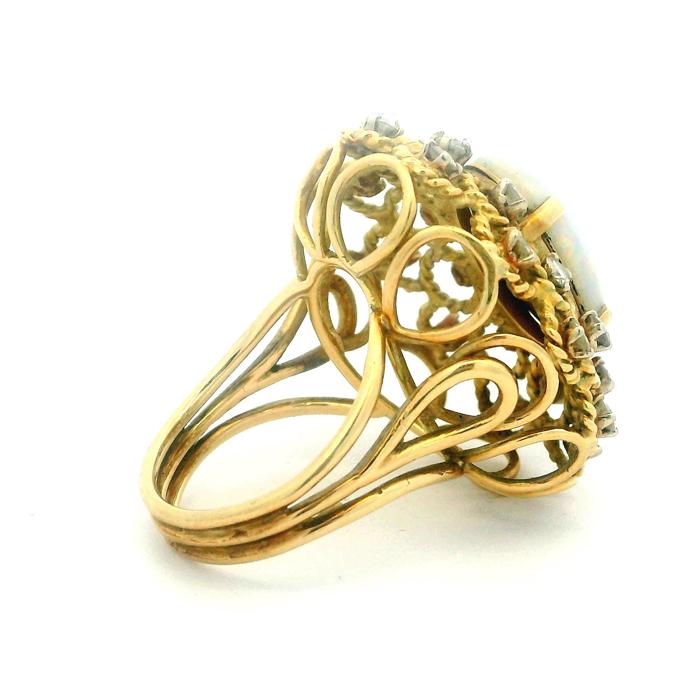De las mujeres Anillo de cóctel italiano de mediados de siglo de oro de 14 quilates con ópalo australiano y diamantes, c. 1965 en venta