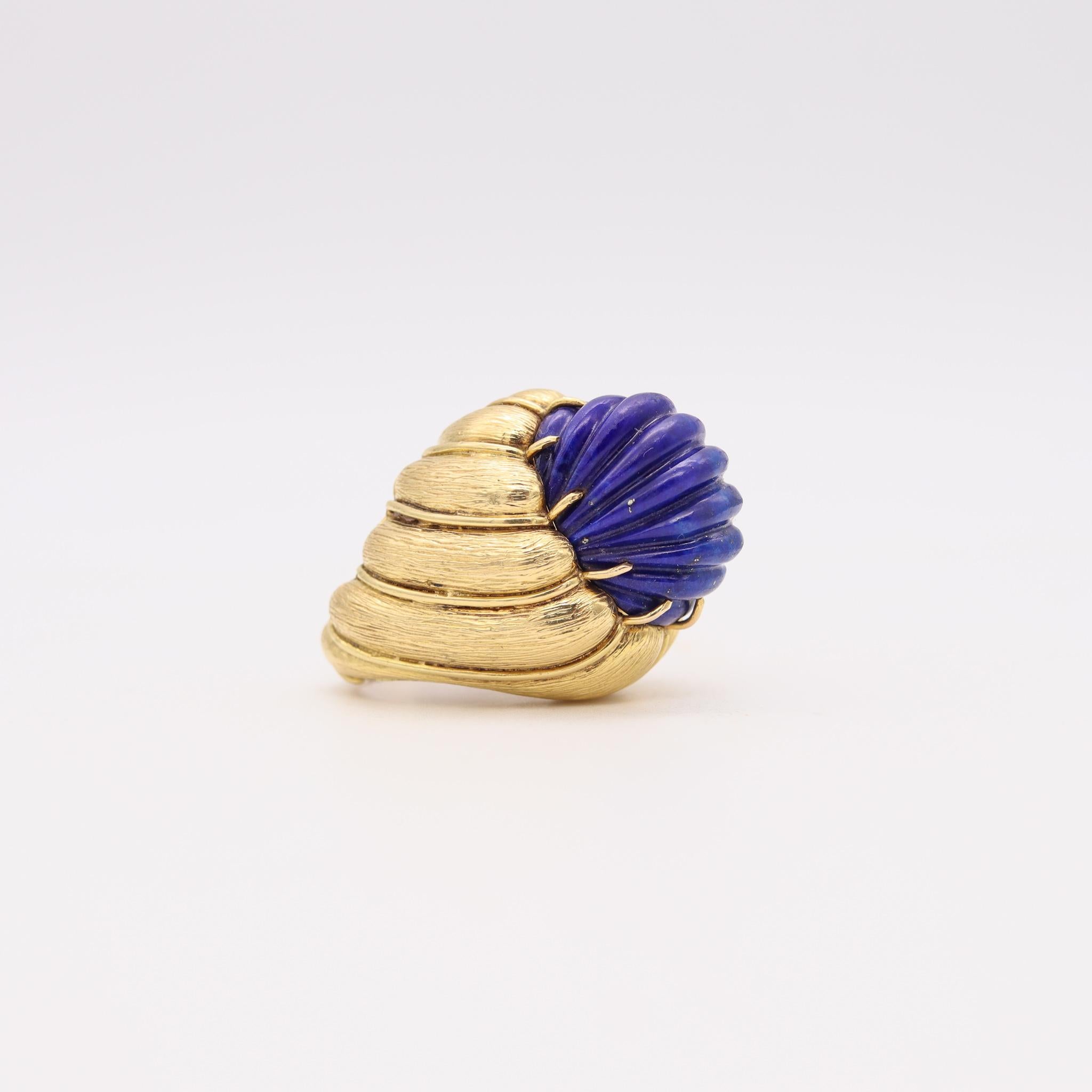 Italian Mid Century 1960 Cocktail Ring In 18Kt Gold With 28.22 Cts Fluted Lapis In Excellent Condition For Sale In Miami, FL