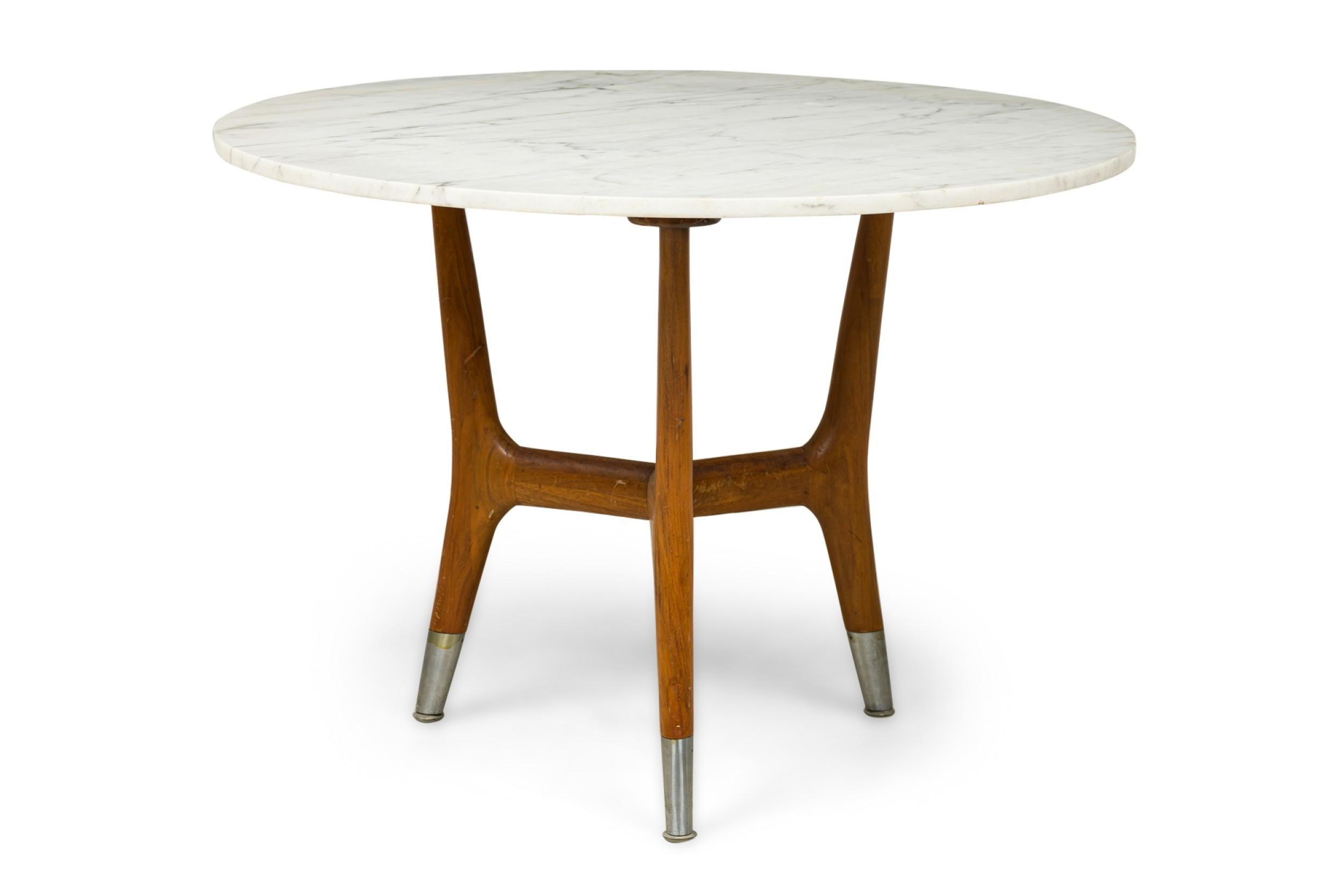 Italian Mid-Century walnut end table with 3 legs ending with gun metal sabot feet connected with a centered stretcher supporting a round white marble top (att: DASSI)
