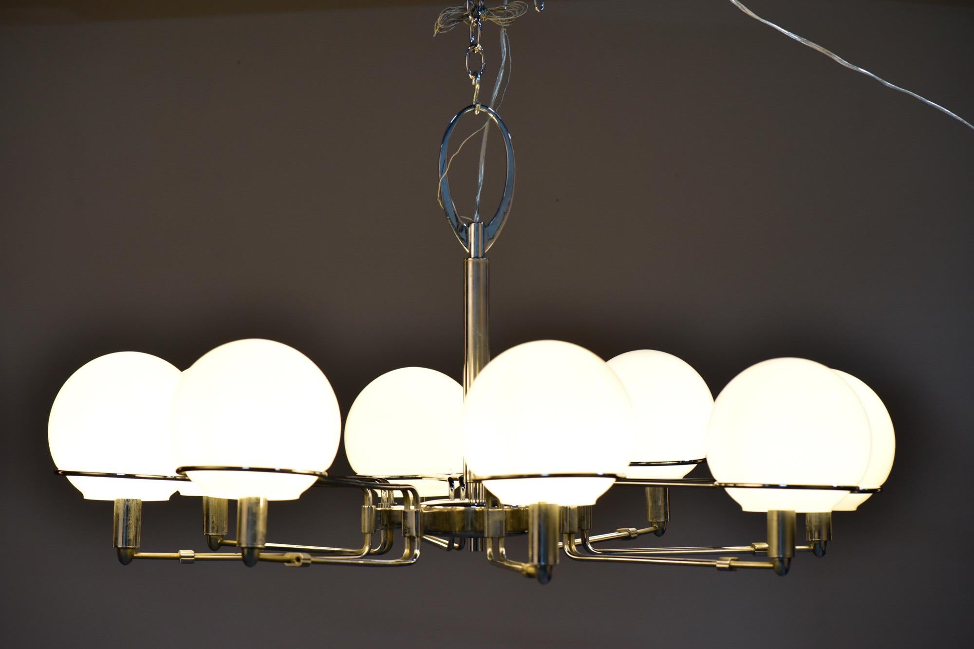 Italienische 8-Licht-Leuchte aus der Mitte des Jahrhunderts mit weißen Globen und Chromsockel im Angebot 7