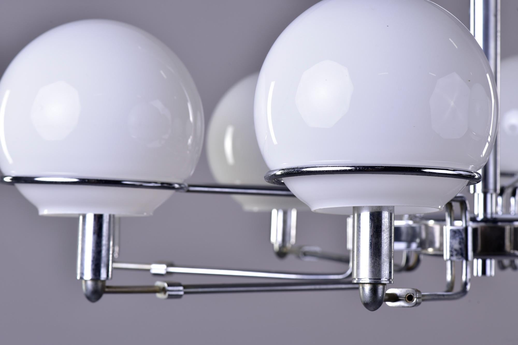 Italienische 8-Licht-Leuchte aus der Mitte des Jahrhunderts mit weißen Globen und Chromsockel (Glas) im Angebot