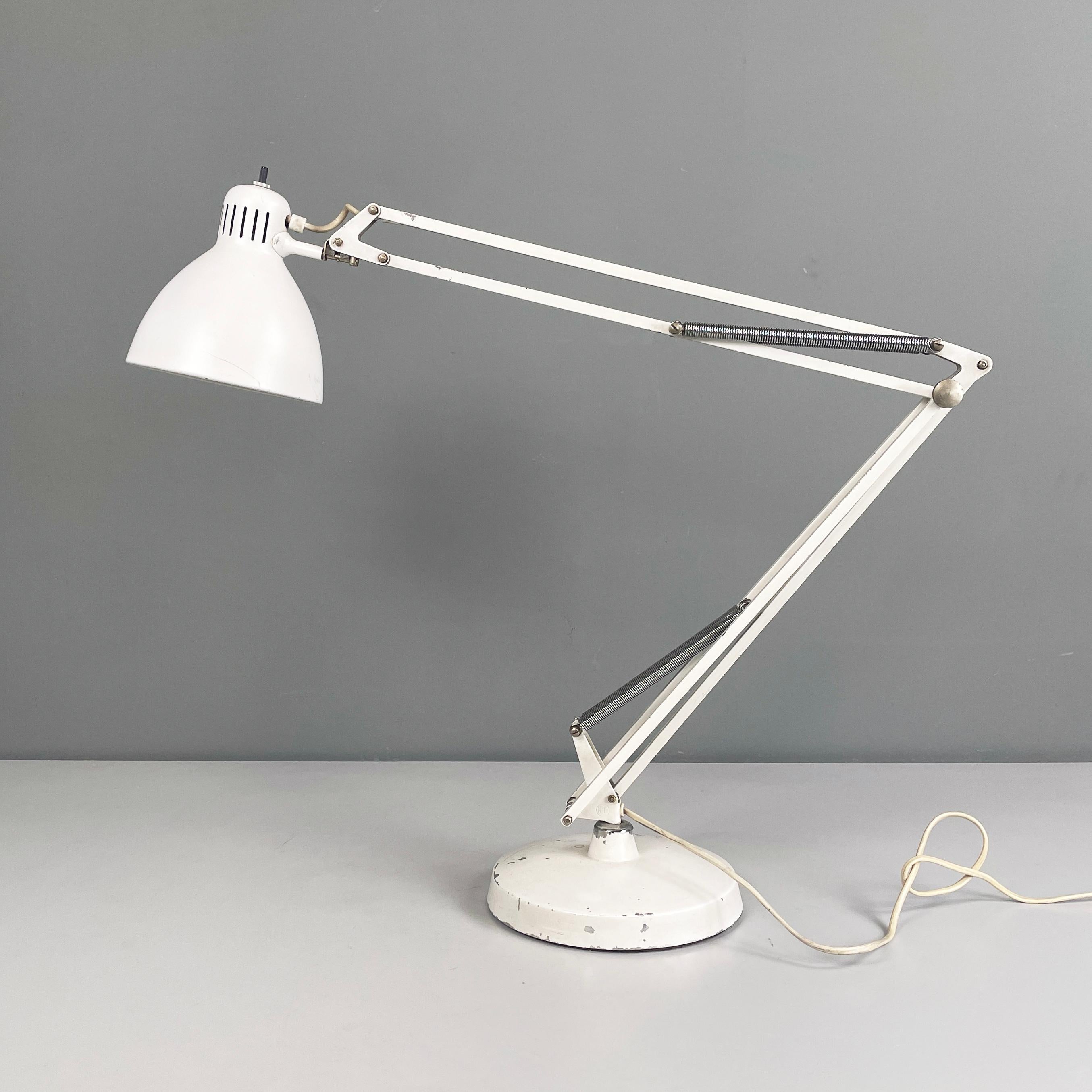 Lampe de table ajustable Naska Loris par Jac Jacobsen pour Luxo, 1950s
Lampe de table mod. Naska Loris avec base ronde, entièrement en métal émaillé blanc. L'abat-jour réglable de forme conique est doté d'un interrupteur noir. La structure est