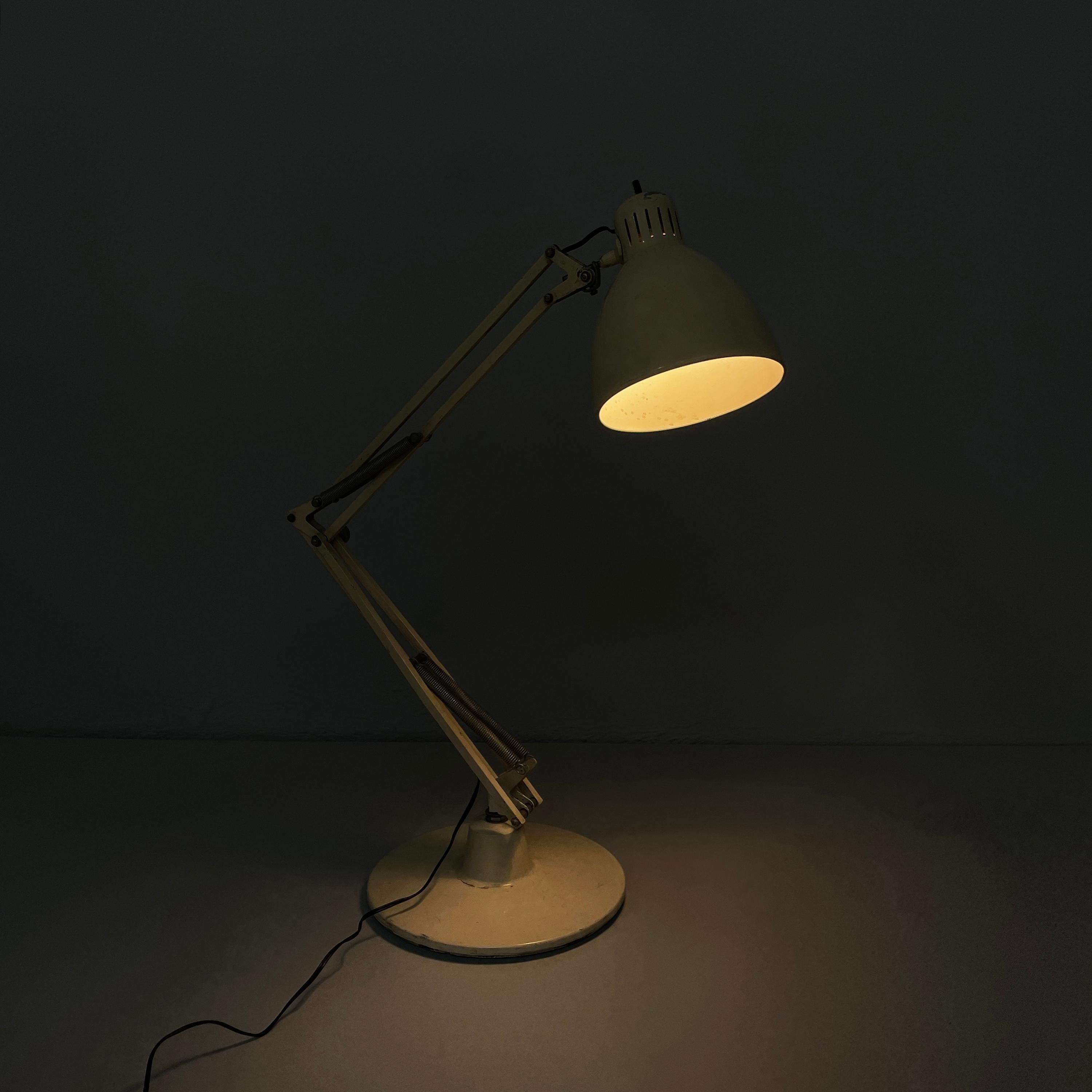 Italian mid-century modern Adjustable table lamp Naska Loris by Jac Jacobsen for Luxo, 1950s
Lampada da tavolo mod. Naska Loris con base rotonda, interamente in metallo smaltato bianco. The conical-shaped adjustable lampshade features a black