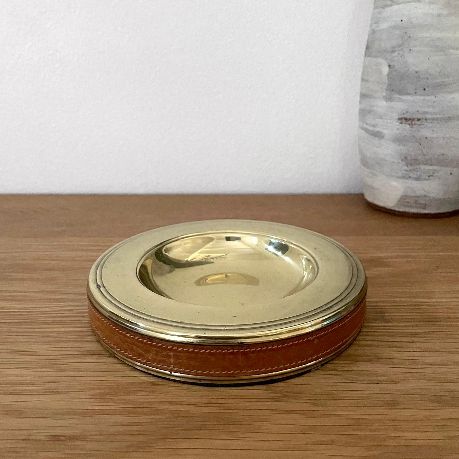 Italian Mid Century Aged Brass & Leather Catchall Ashtray In Good Condition For Sale In Los Angeles, CA