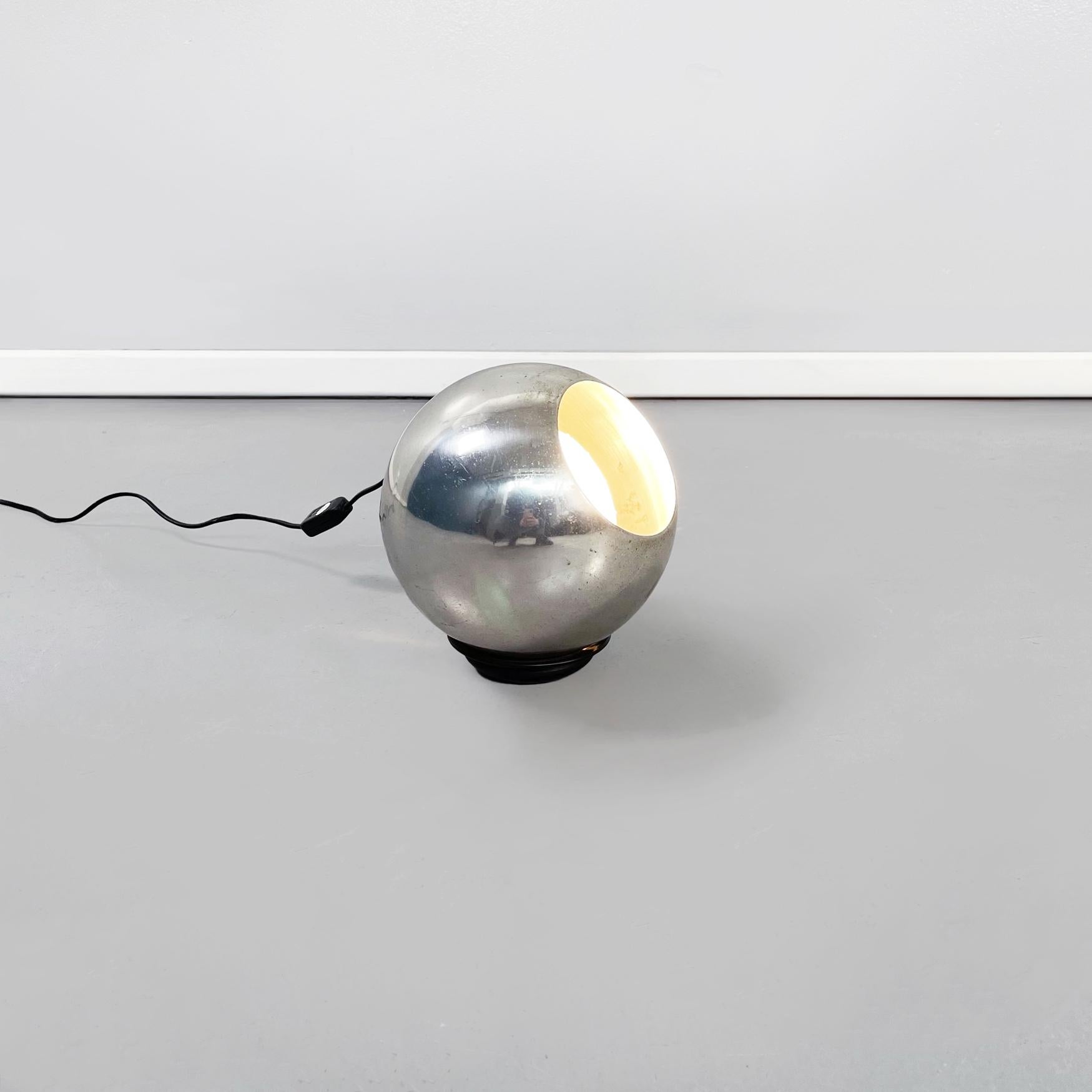 Lampe de table italienne en aluminium du milieu du siècle 586 par Gino Sarfatti pour Arteluce, années 1960
Lampe de table modèle 586 avec une base circulaire en aluminium noir sur laquelle est placée une sphère en aluminium poli dans laquelle se