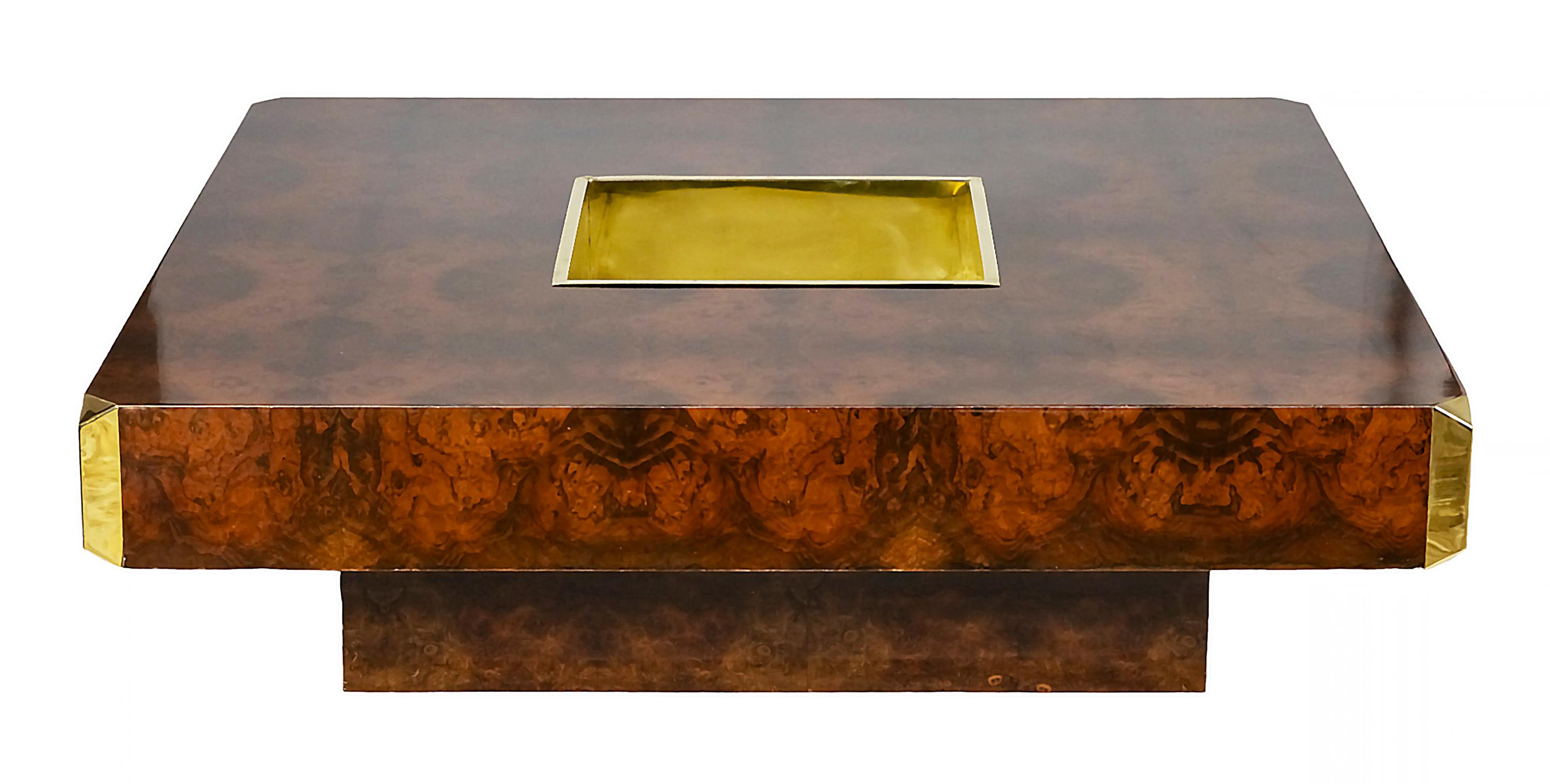 Table basse italienne Willy Rizzo série ALVEO du milieu du siècle dernier, des années 1970. 
Cette table est une pièce exclusive réalisée en placage de ronce de noyer, décorée de détails en laiton dans les coins et d'un élément central en laiton