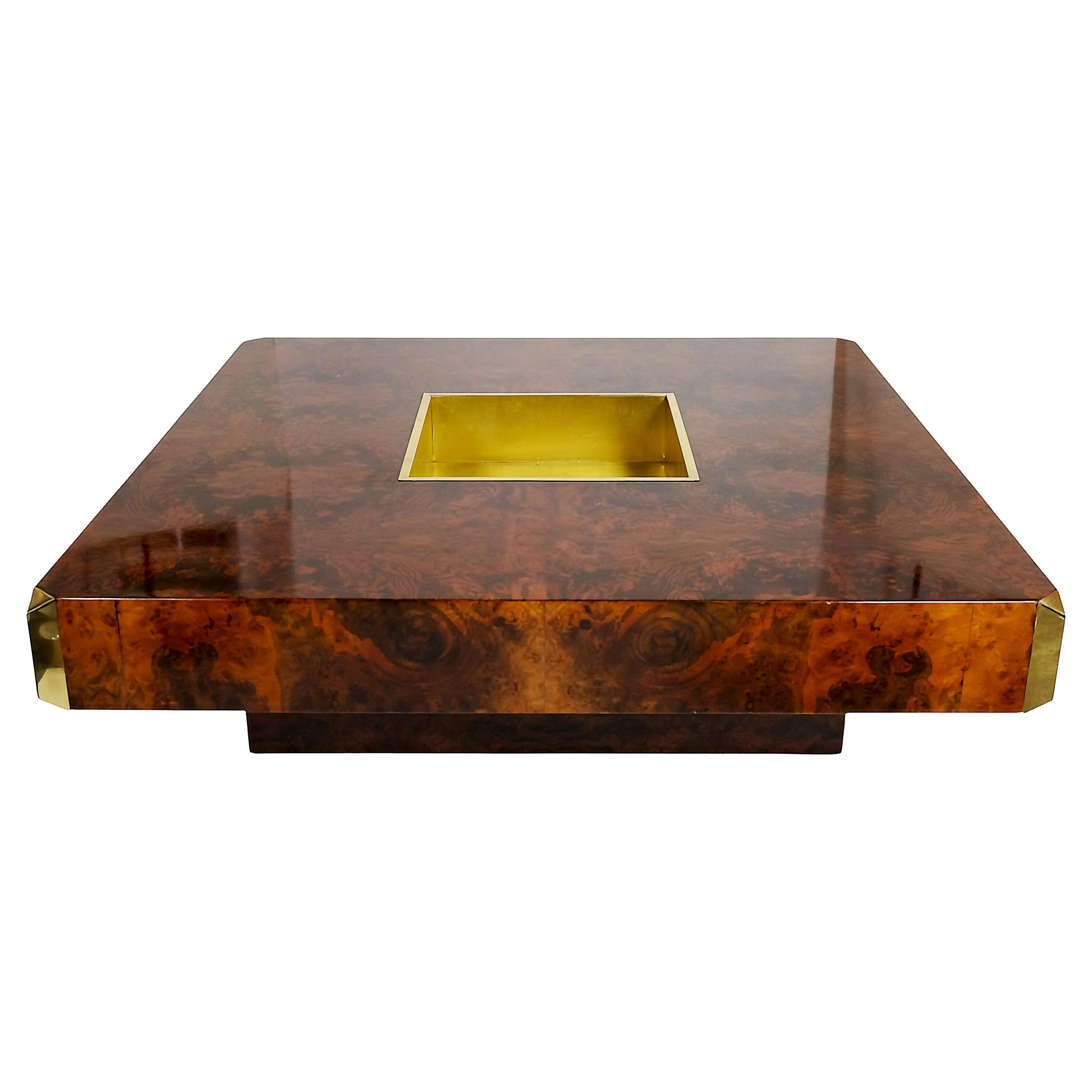 Table basse italienne Willy Rizzo série ALVEO du milieu du siècle dernier, des années 1970. 
Cette table est une pièce exclusive réalisée en placage de ronce de noyer, décorée de détails en laiton dans les coins et d'un élément central en laiton