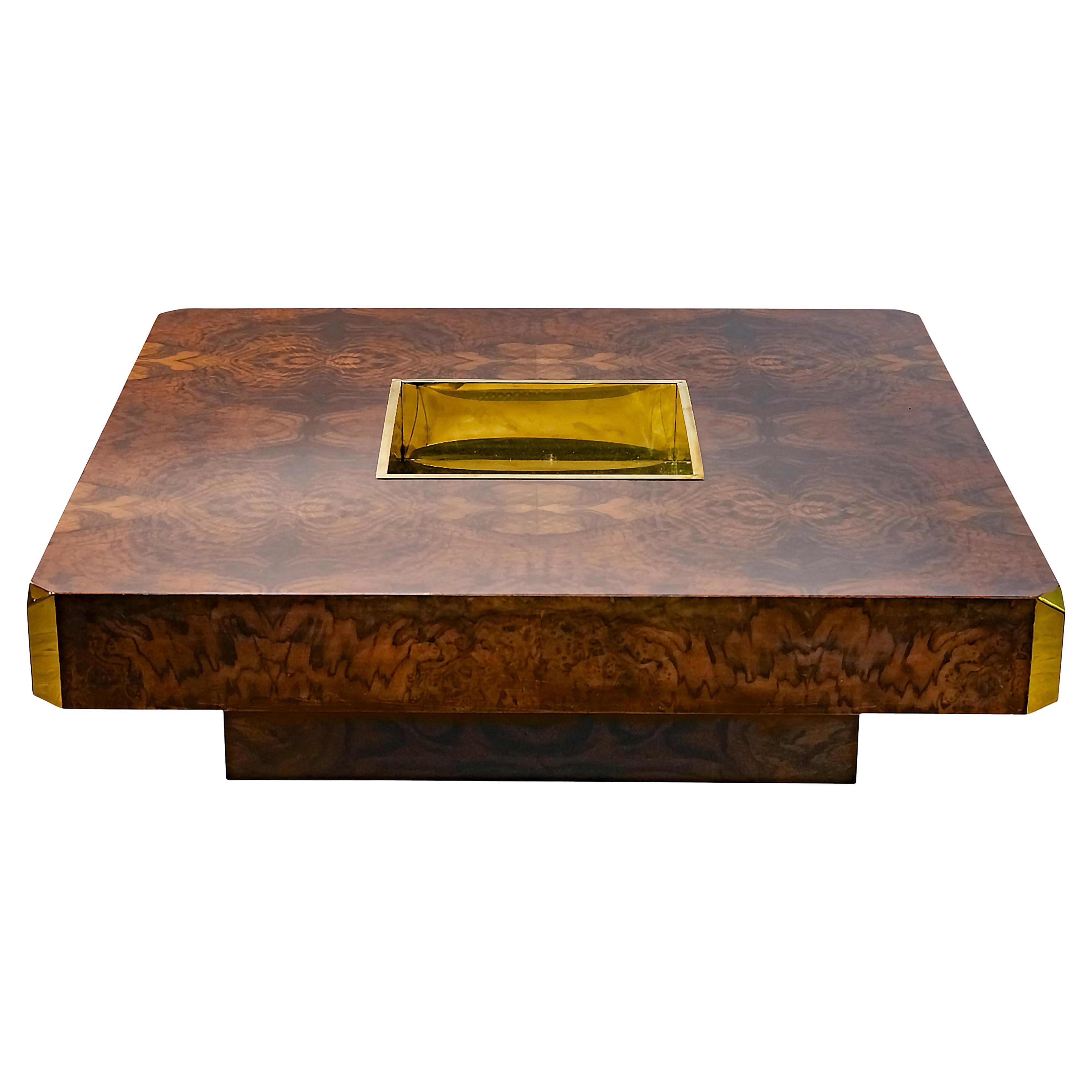 Table basse italienne Willy Rizzo série ALVEO du milieu du siècle dernier, des années 1970. 
Cette table est une pièce exclusive réalisée en placage de ronce de noyer, décorée de détails en laiton dans les coins et d'un élément central en laiton