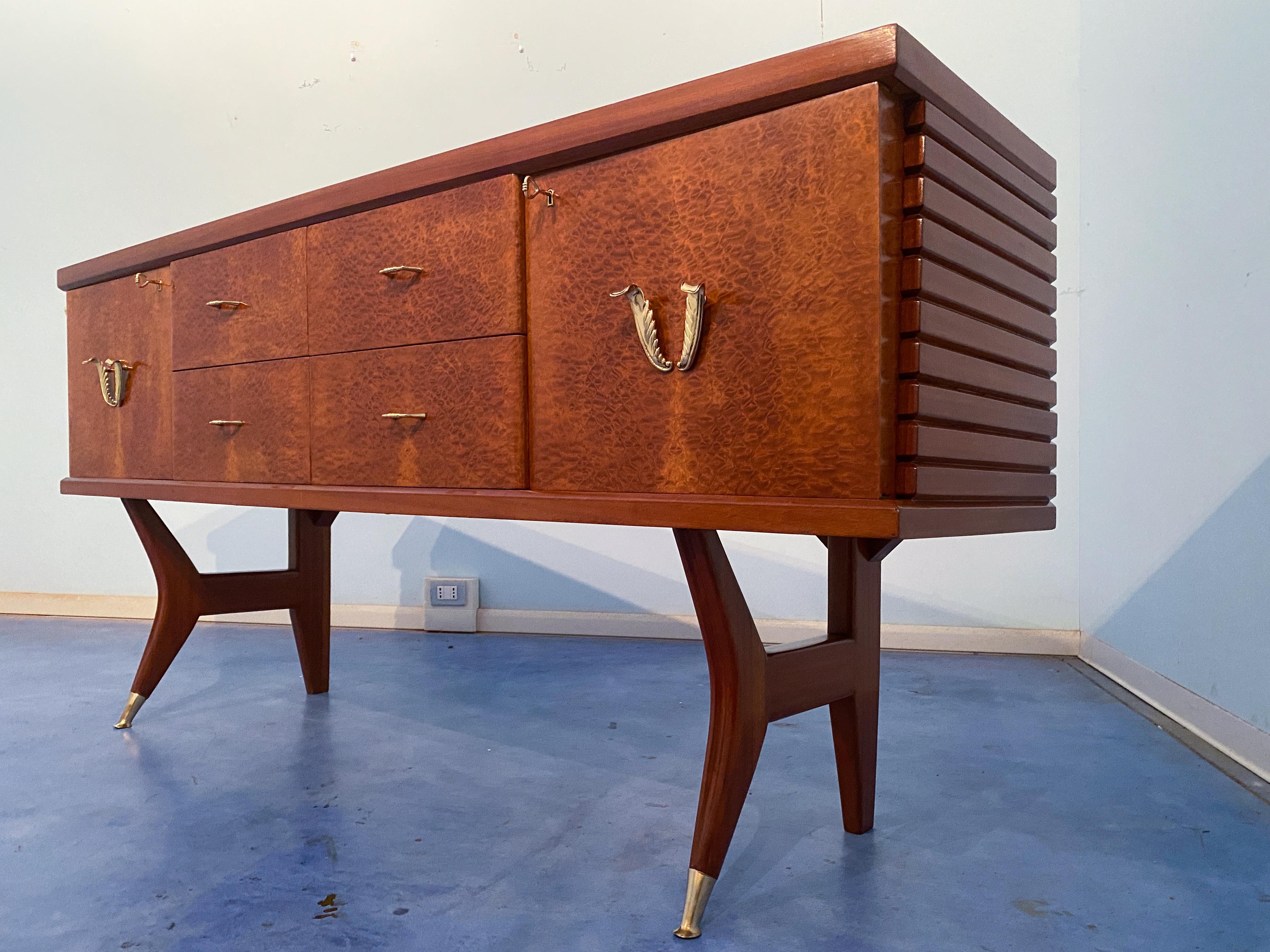 Italian Midcentury Amboyna Briar Sideboard by Vittorio Dassi, 1950s In Good Condition For Sale In Traversetolo, IT