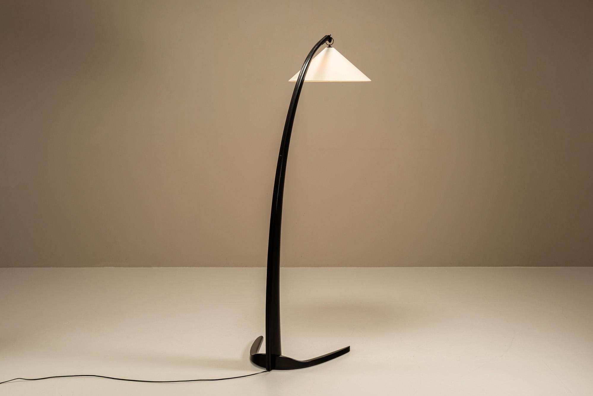 Lámpara de pie italiana de mediados de siglo en laca negra, años 60 Moderno de mediados de siglo