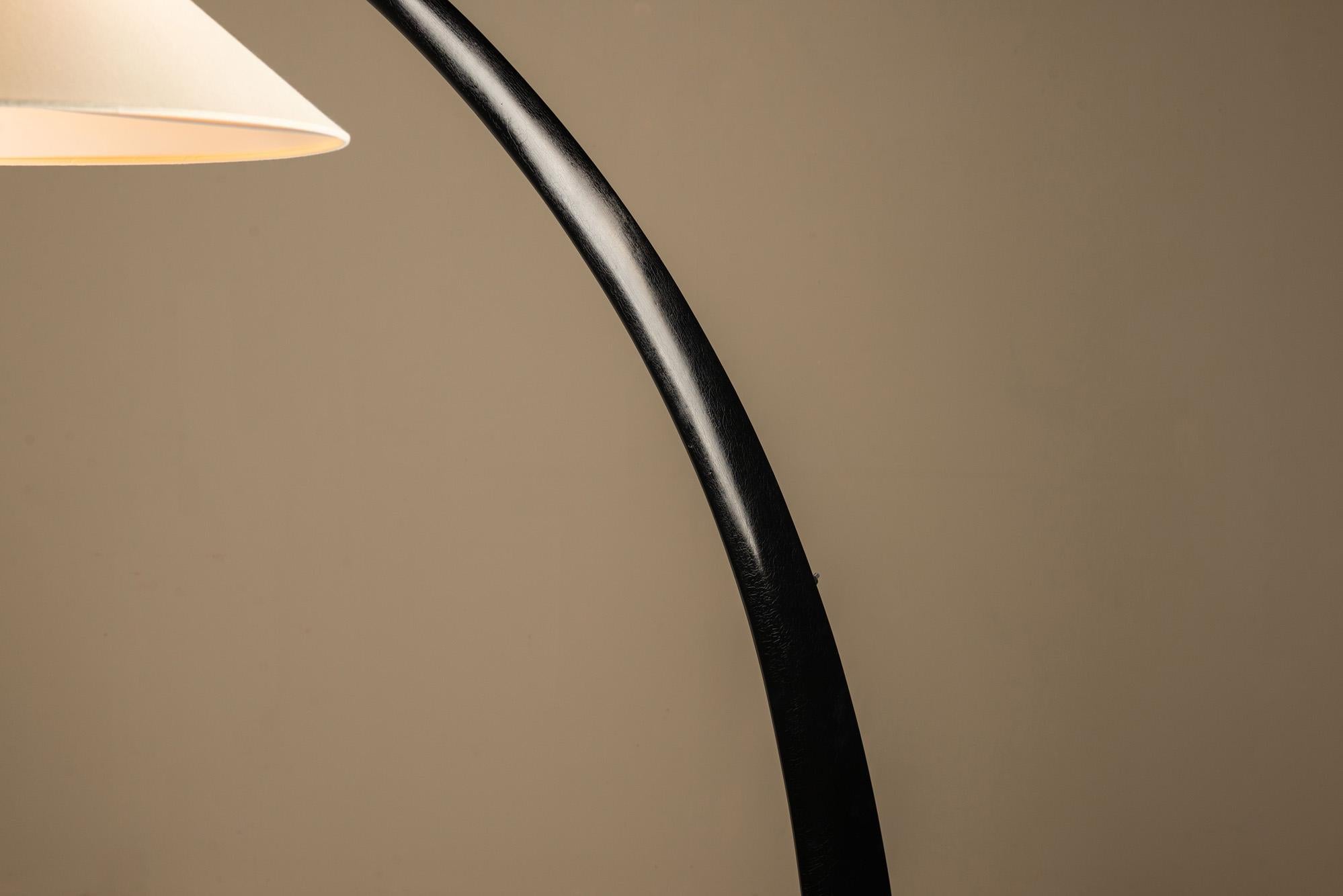 Lámpara de pie italiana de mediados de siglo en laca negra, años 60 siglo XX