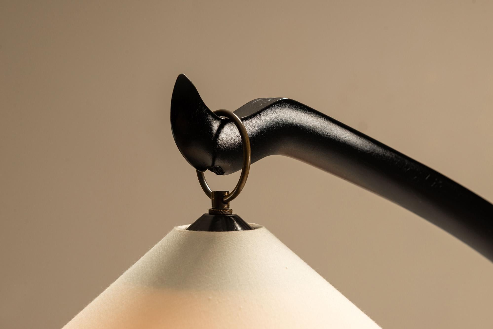 Lámpara de pie italiana de mediados de siglo en laca negra, años 60 Roble