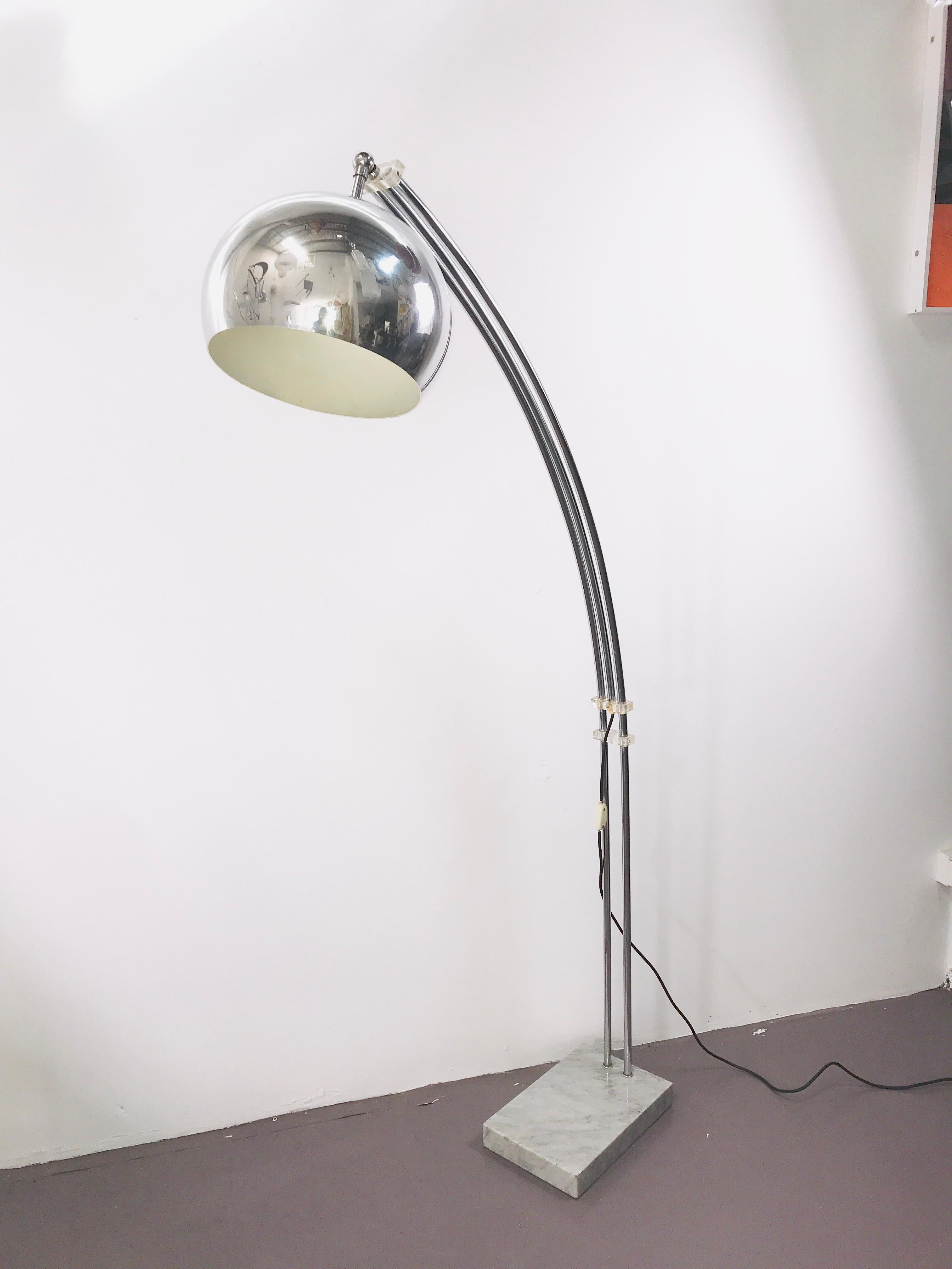 Beautiful midcentury arc lamp in chrome and gray marble base.
The main arm has made from the chrome tubes that make the special even more spectacular.
Perfect working condition.