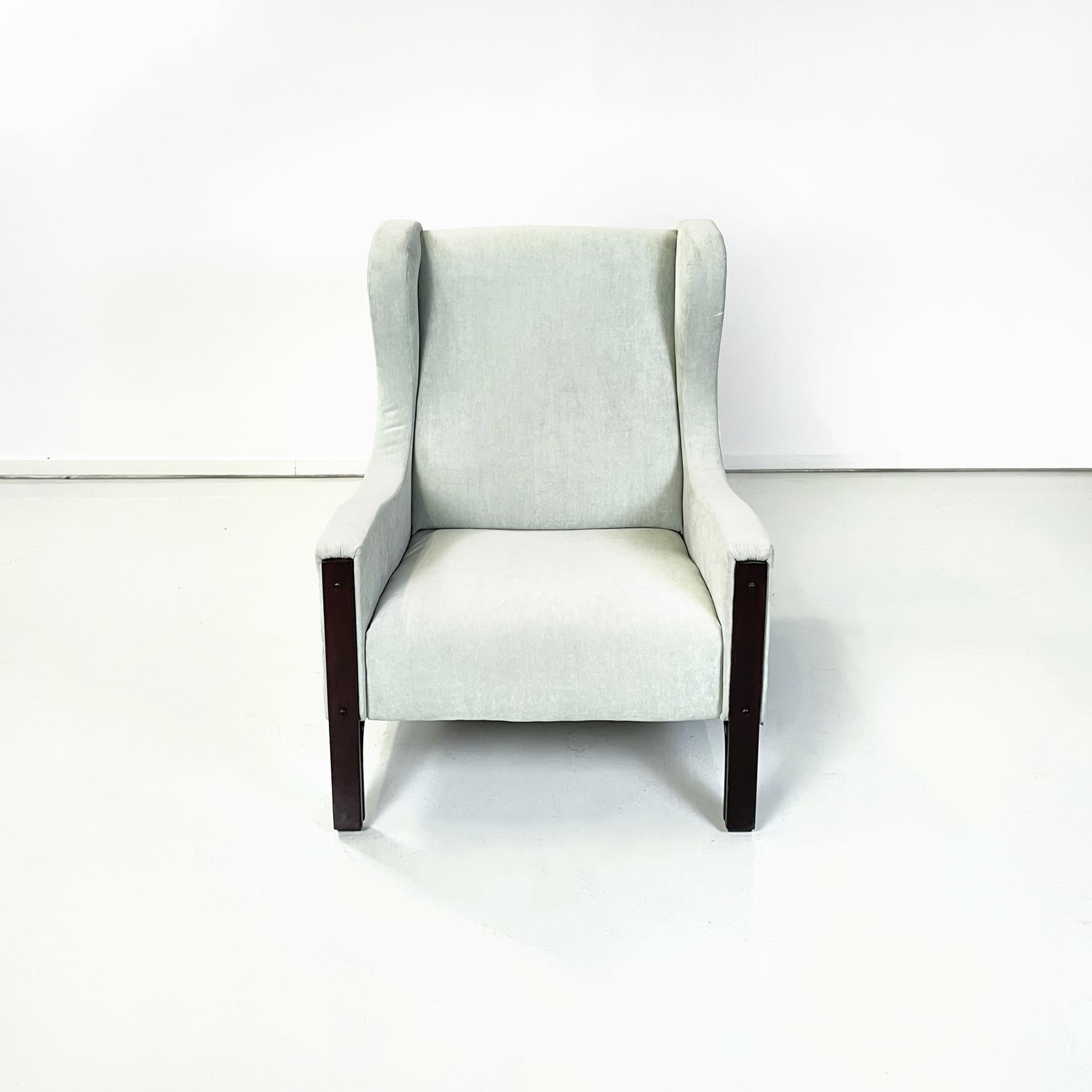 Italian Mid-Century Modern armchair in light grey velvet by Tito Agnoli for Mobilia, 1960s
Elegant armchair upholstered and covered in light gray velvet fabric. The backrest has side headrests. The structure is in solid wood with fluted paw and