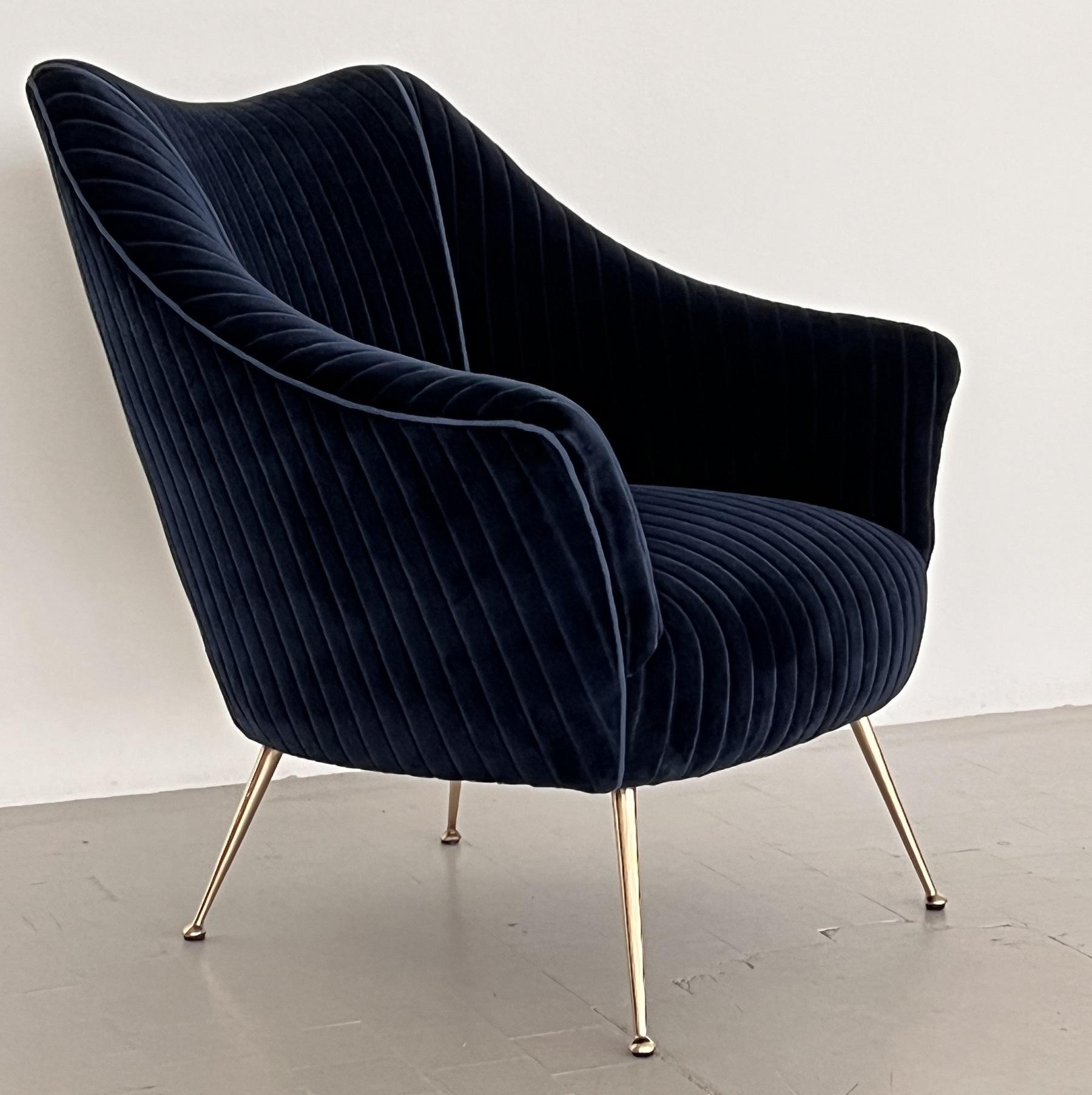 Italian Mid-Century Armchair with Brass Legs reupholstered in Magnificent Velvet For Sale 5