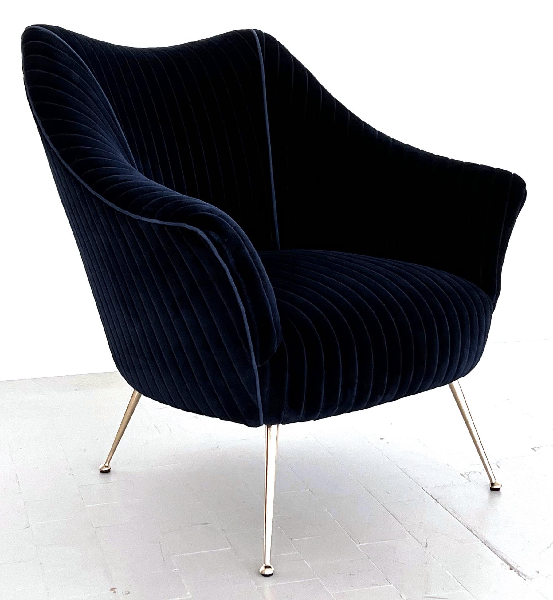 Italian Mid-Century Armchair with Brass Legs reupholstered in Magnificent Velvet In Excellent Condition For Sale In Morazzone, Varese