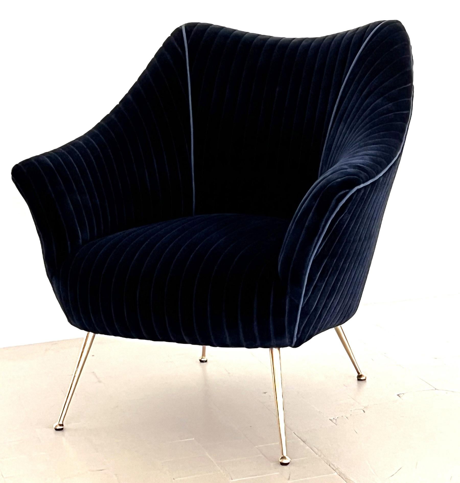 Italian Mid-Century Armchair with Brass Legs reupholstered in Magnificent Velvet For Sale 3