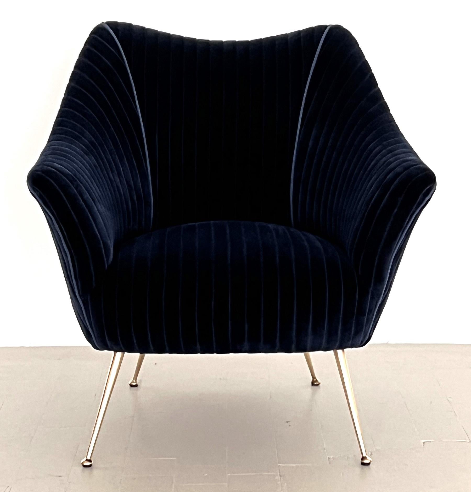 Italian Mid-Century Armchair with Brass Legs reupholstered in Magnificent Velvet For Sale 4