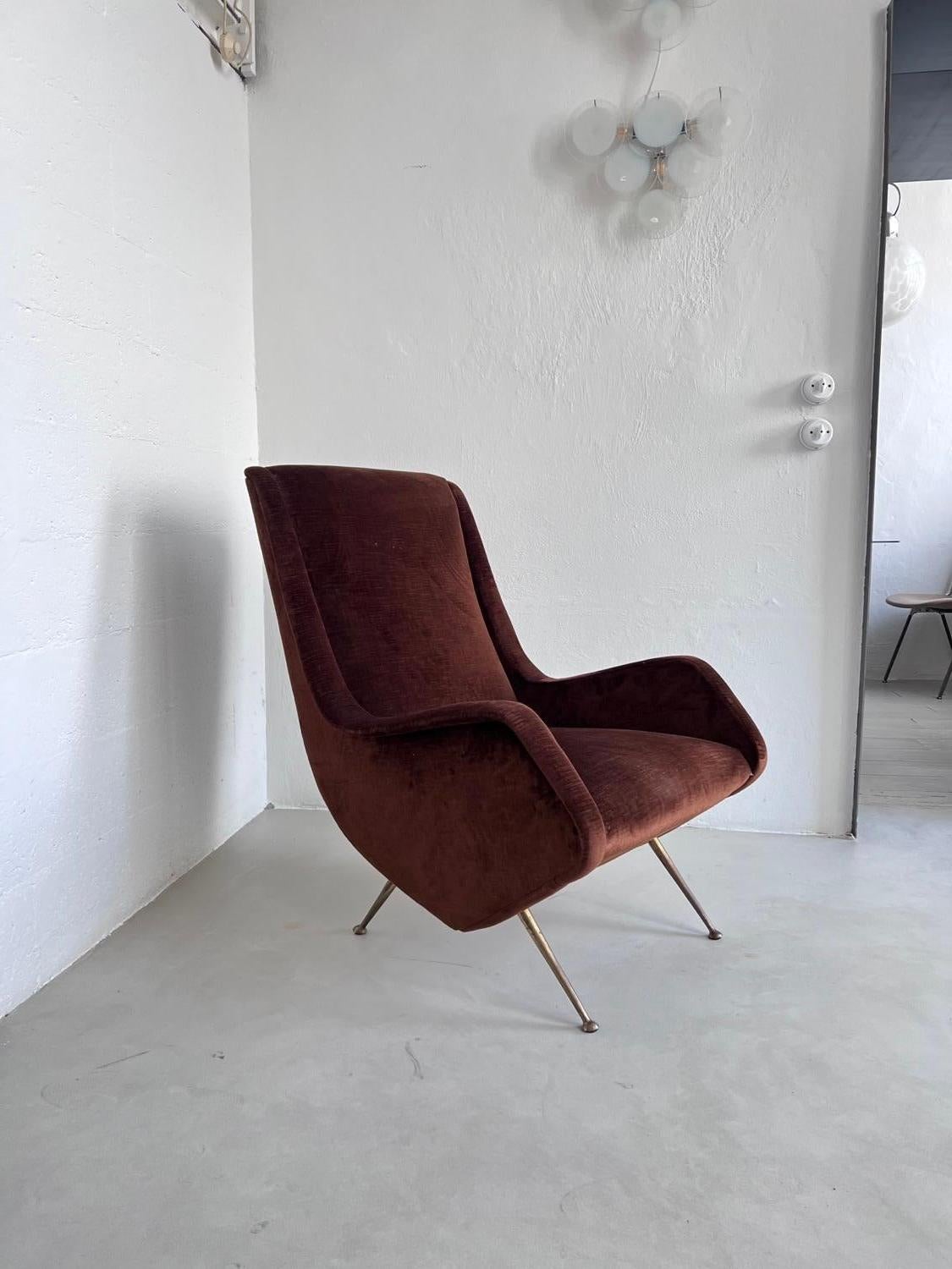 Italian Mid-Century Modern - MCM Velvet Armchairs - Sculptural Decorative Armchairs

Stunning set of two Italian Mid-Century Modern armchairs, designed by Aldo Morbelli for ISA Bergamo in the 1950s and upholstered in smooth brown velvet.

The chairs