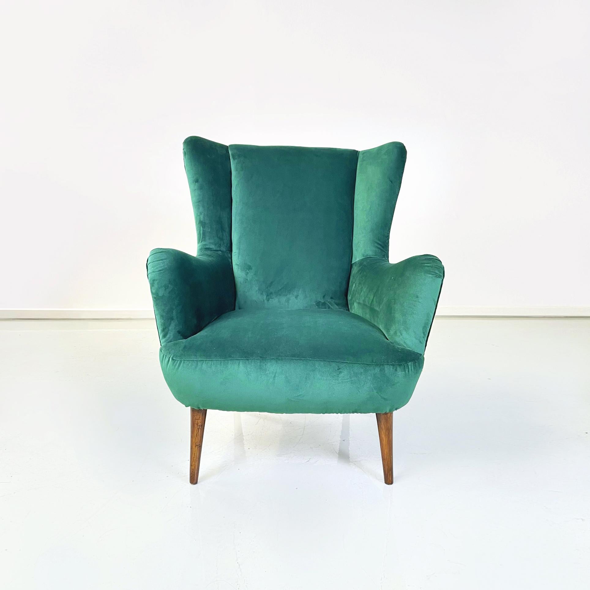 Italian Mid-Century Modern armchairs in forest green velvet and wooden legs, 1950s
Pair of Classic and fantastic armchairs fully upholstered and covered in forest green velvet. Armrests present. Conical wooden legs.
1950s.
Excellent condition, fully