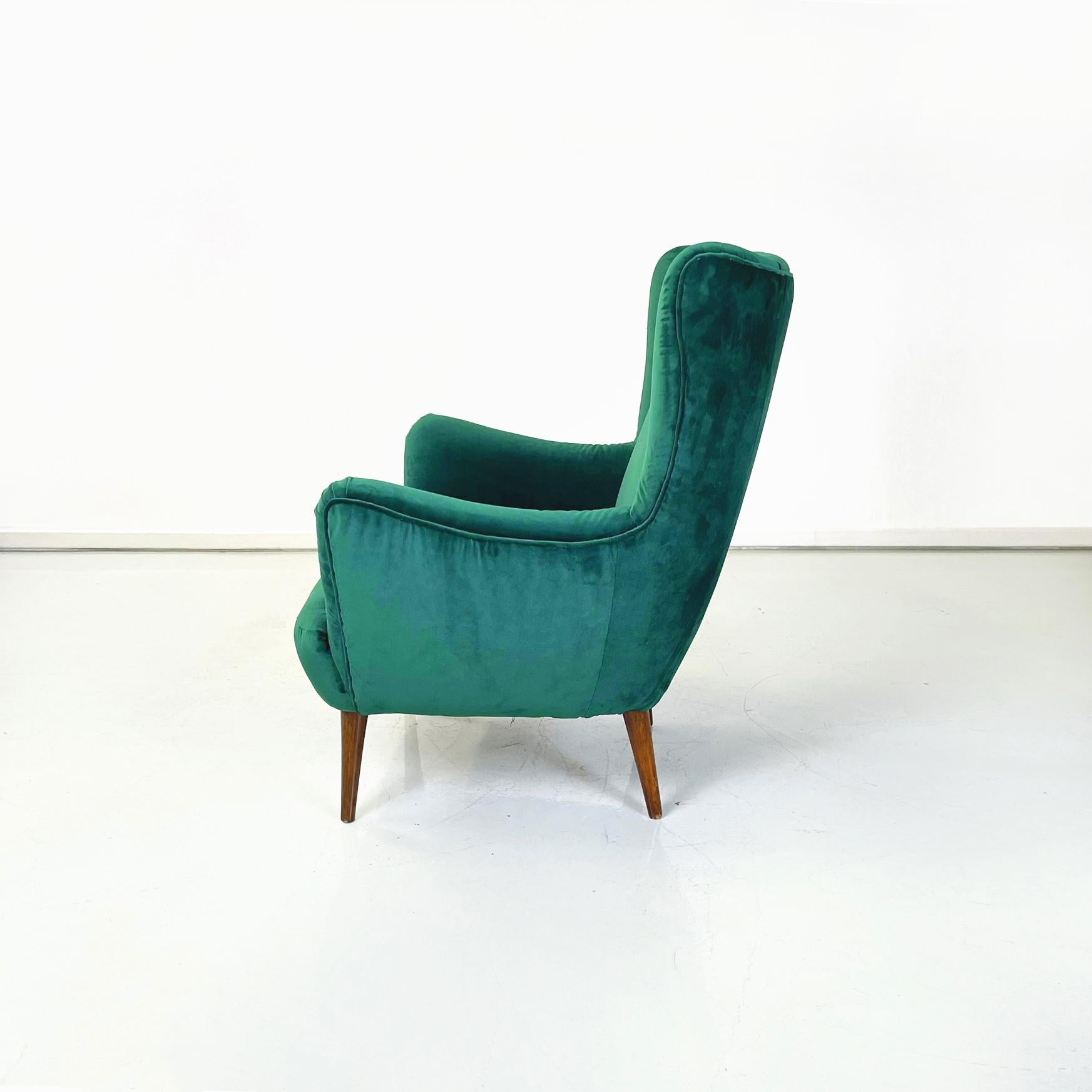 Mid-Century moderno Poltrone italiane di metà secolo in velluto verde bosco e gambe in legno, anni '50 in vendita