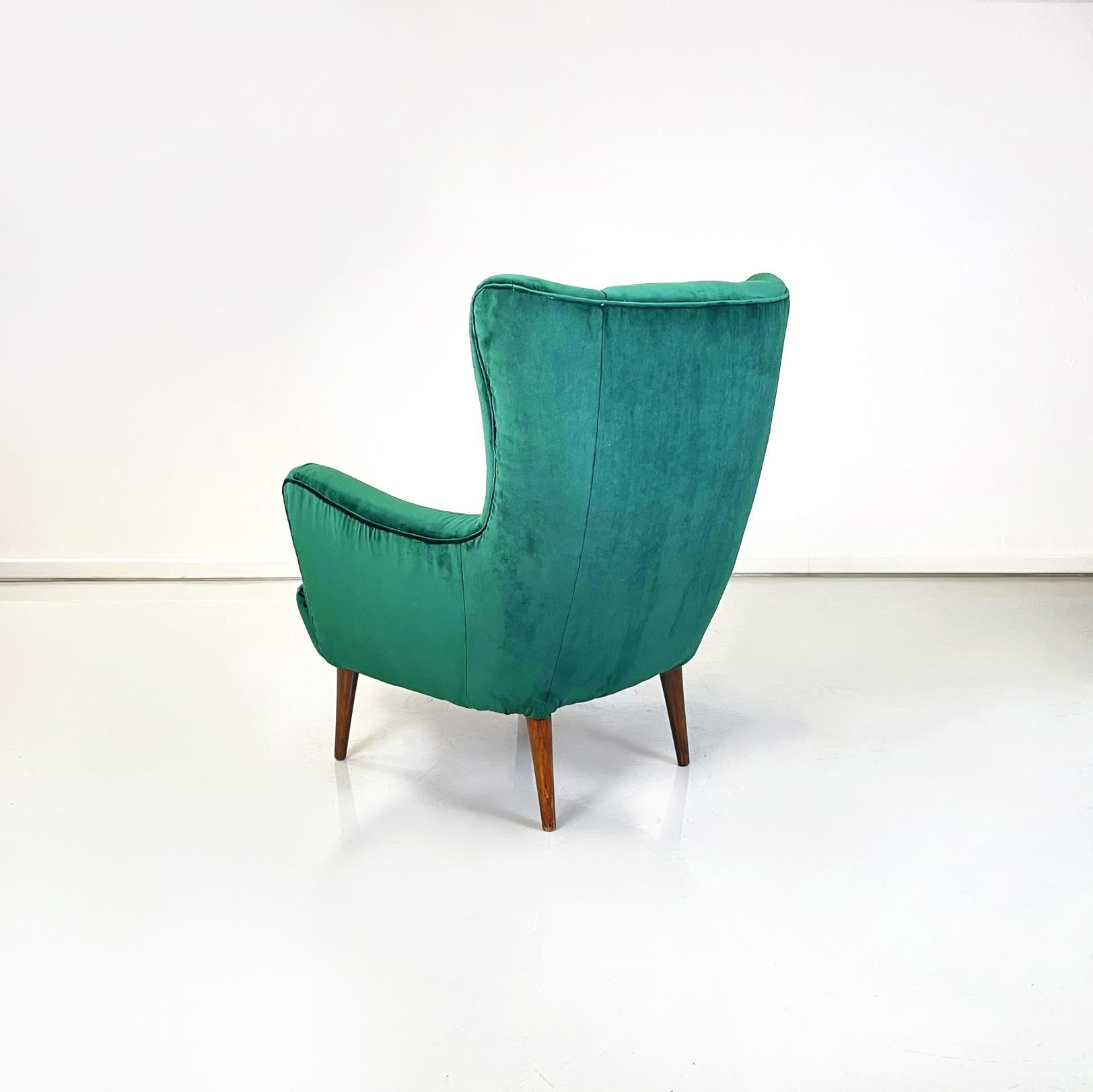 Italian Mid-Century Armchairs in Forest Green Velvet and Wooden Legs, 1950s In Good Condition For Sale In MIlano, IT