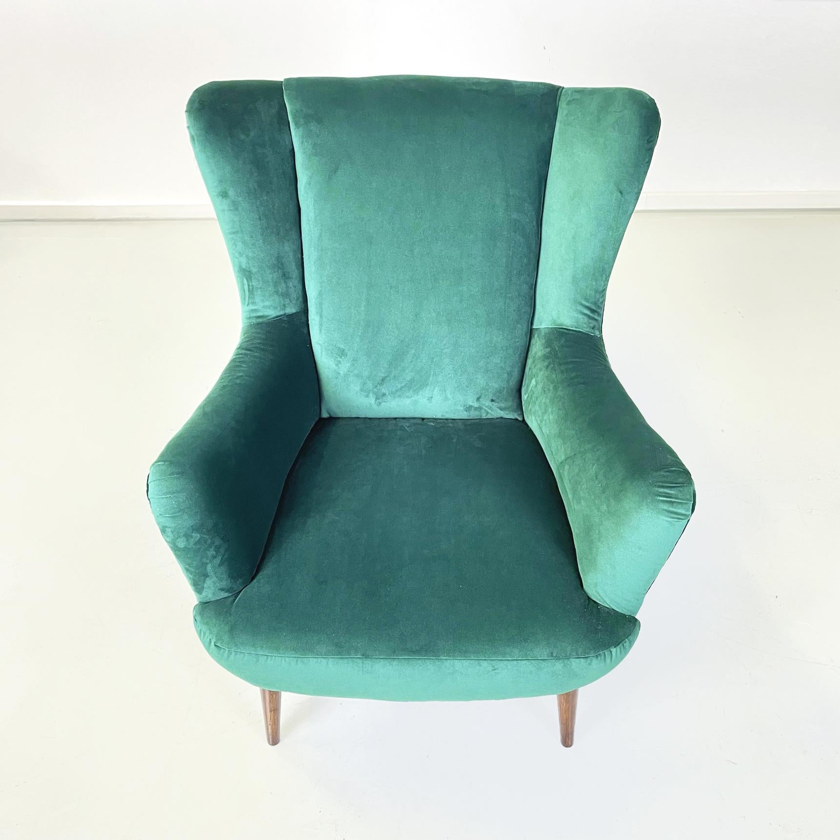 Metà XX secolo Poltrone italiane di metà secolo in velluto verde bosco e gambe in legno, anni '50 in vendita