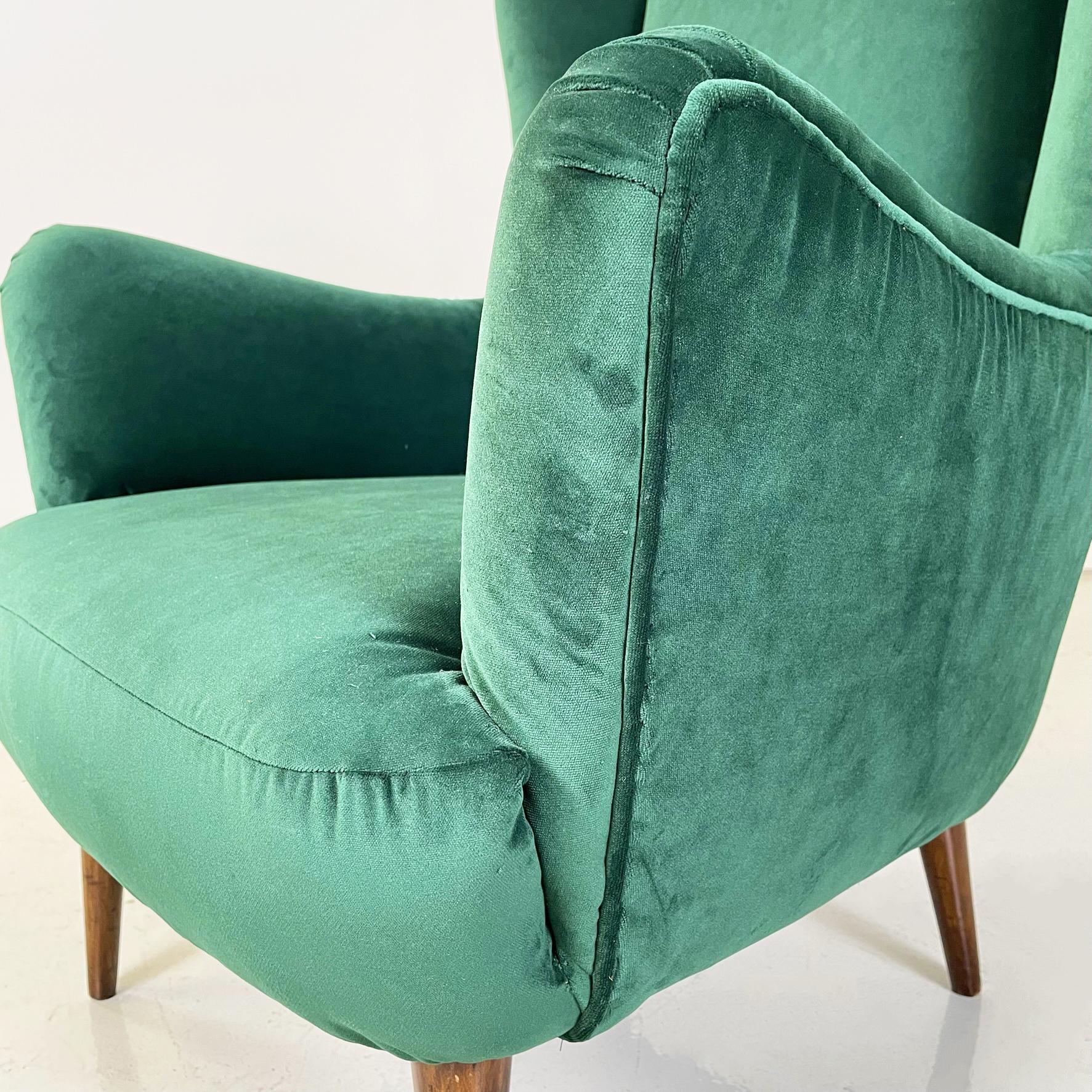 Poltrone italiane di metà secolo in velluto verde bosco e gambe in legno, anni '50 in vendita 1