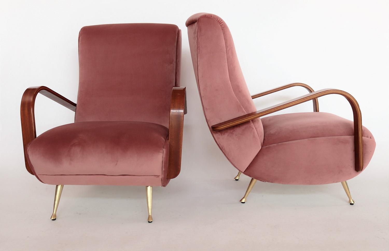Beautiful and very comfortable pair of Italian midcentury armchairs or lounge chairs, original of the 1950s.
A typical Italian shape with the full brass quality feet and seating springs. The armchairs are equipped with curved mahogany plywood of