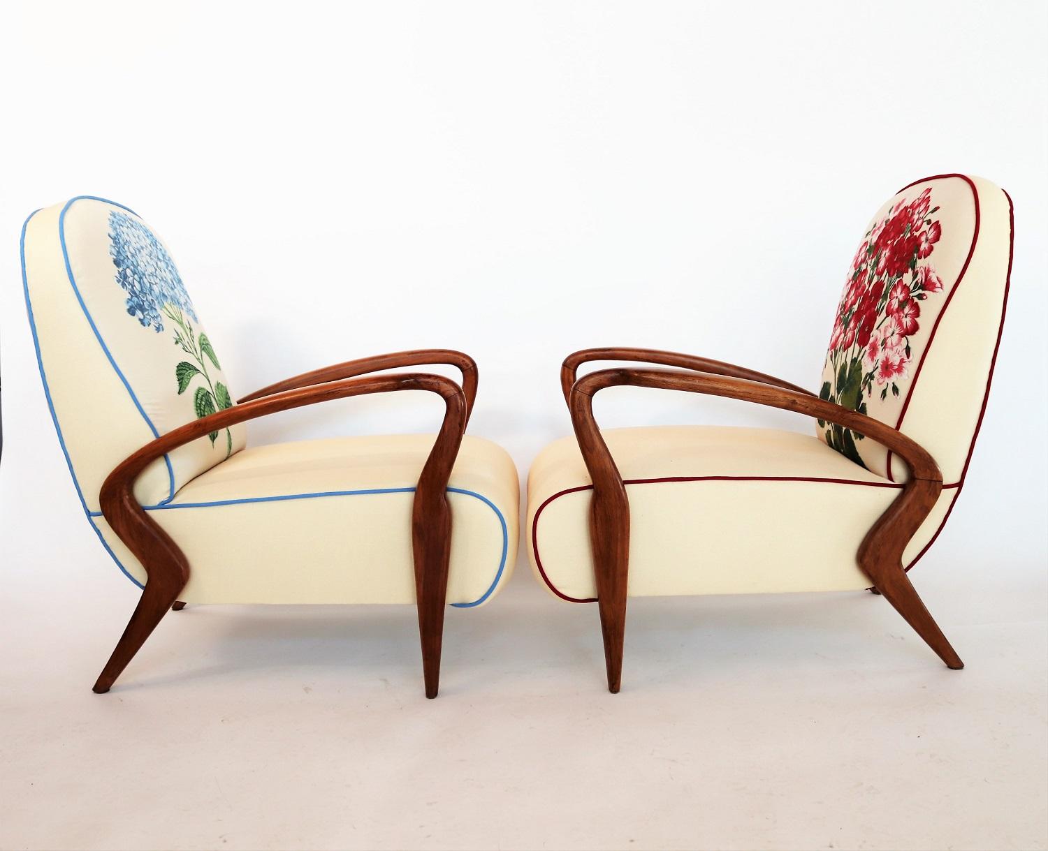 Gorgeous pair of big Italian midcentury armchairs made of oakwood in particular shape and design.
Made in Italy of excellent craftsmanship in the 1950s.
The armchairs have been completely restored inside with quality material and outside