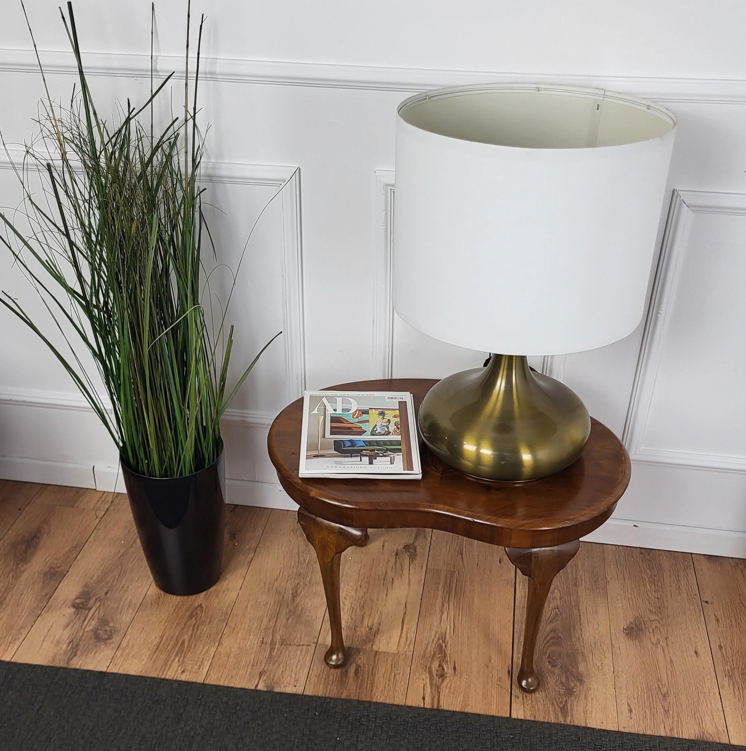 Very elegant and refined Italian 1950s Mid-Century Modern Art Deco low sofa side table or end table with great kidney design shape and beautiful color of walnut wood. This end table makes a great look in any style living room, as a complementary