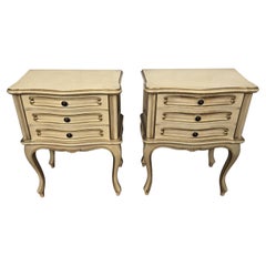 Comodini italiani in stile Art Déco della metà del secolo, in legno verniciato bianco e ottone