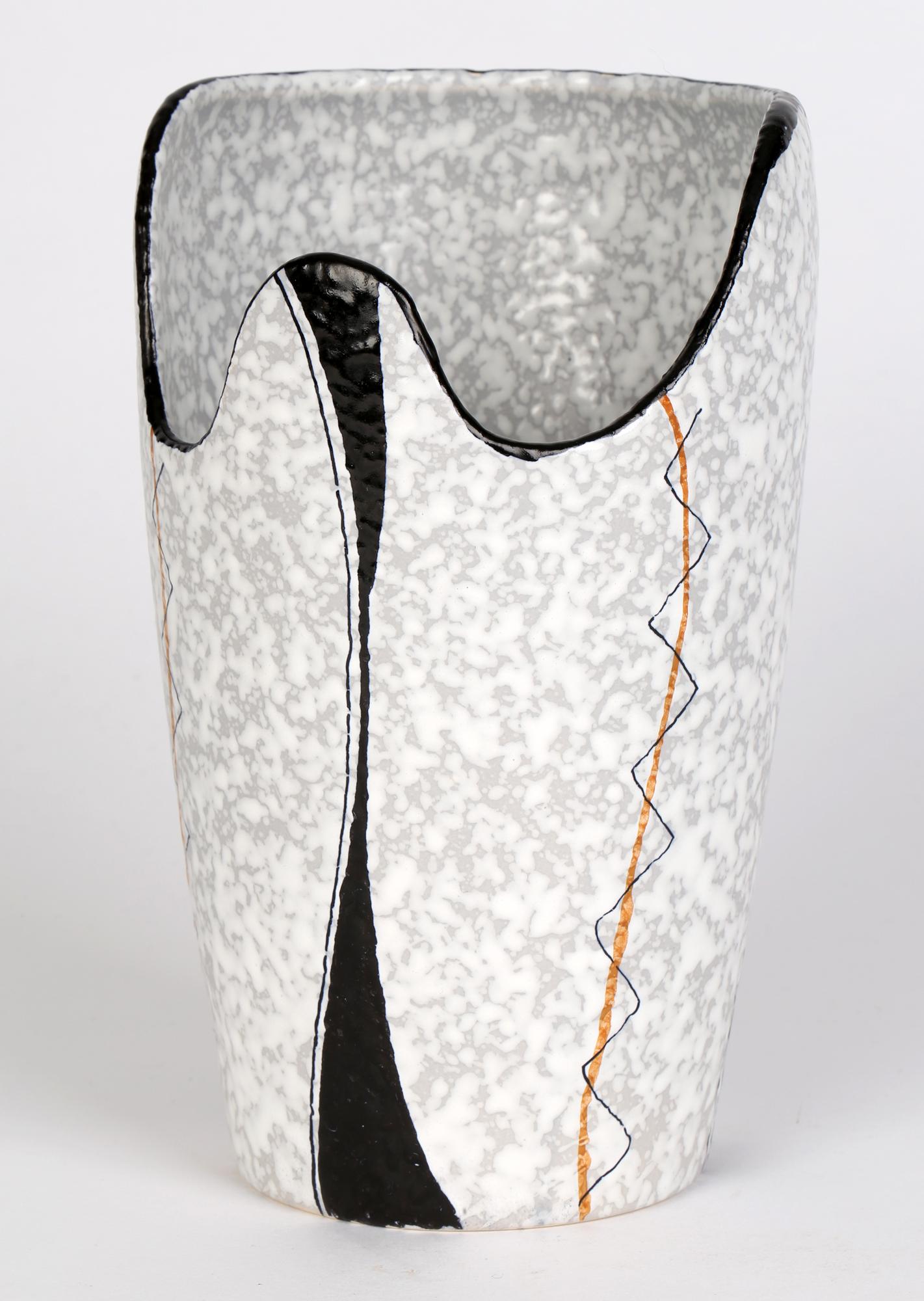 Vaso in ceramica d'arte della metà del secolo firmato Jolie in vendita 2