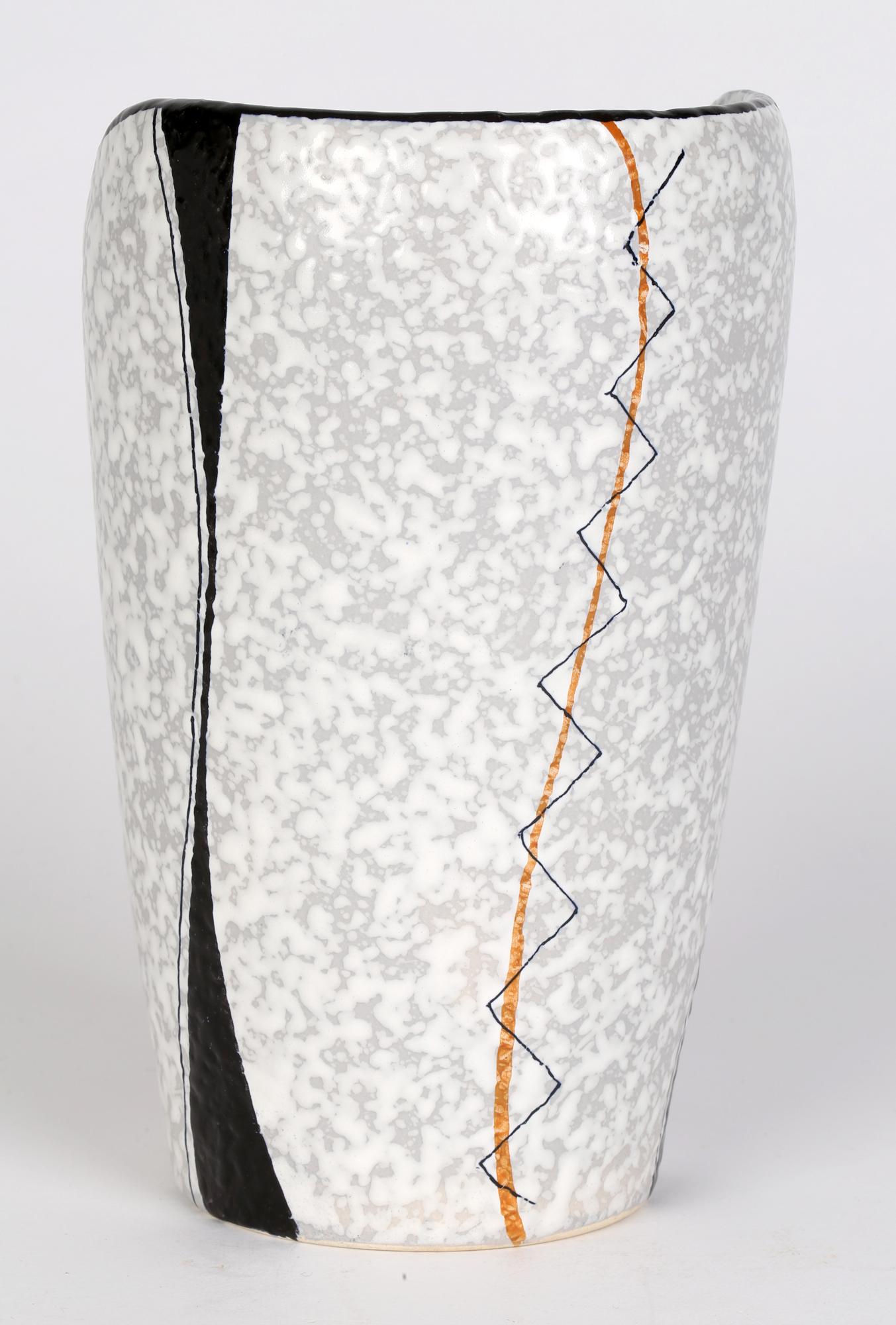 Un elegante vaso in ceramica d'arte attribuito all'Italia della metà del secolo scorso, a forma di secchio e con la parte superiore sagomata. Il vaso in ceramica poggia su un piede arrotondato non smaltato e la base è decorata con smalti grigi. Il