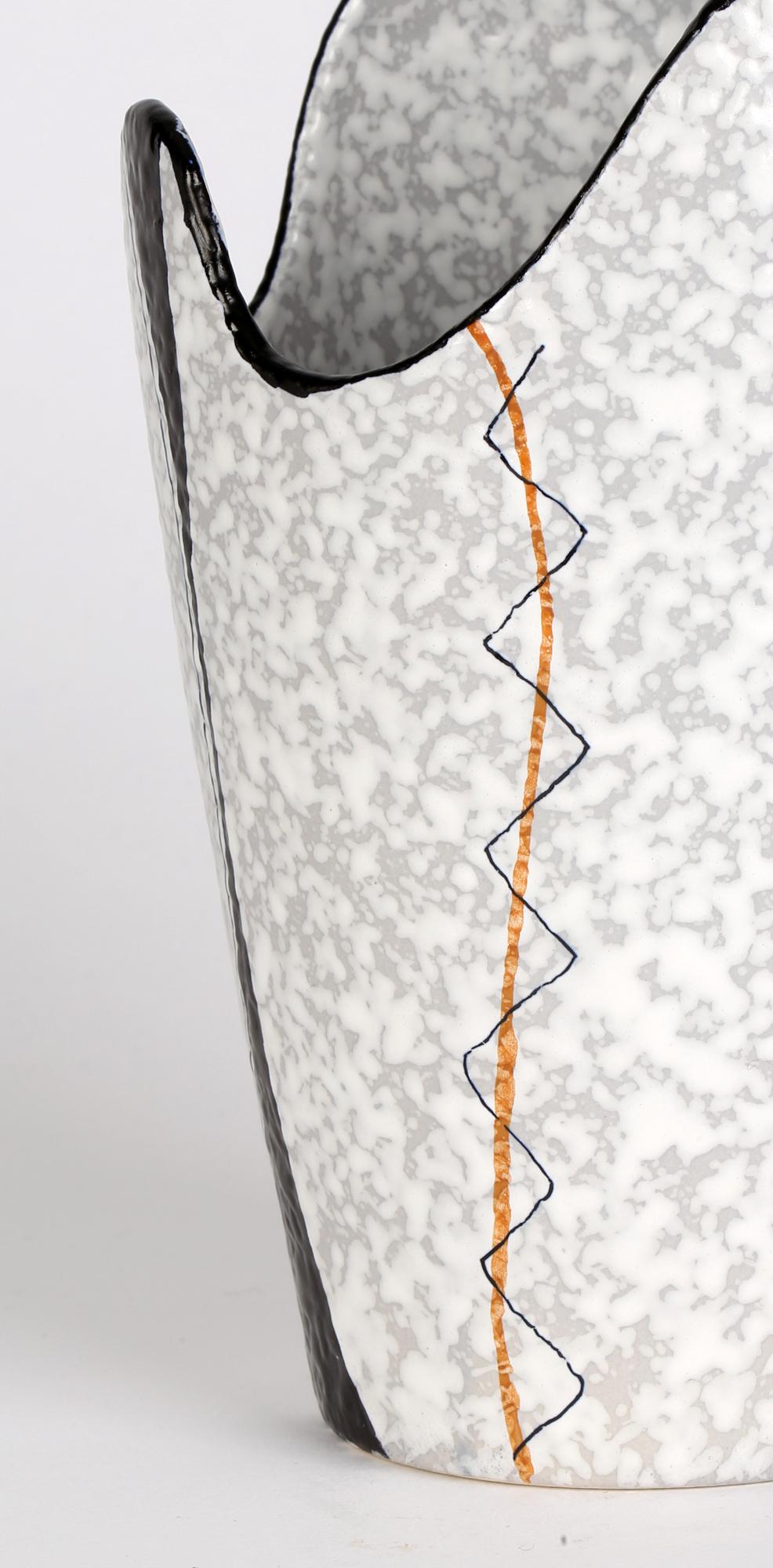 XX secolo Vaso in ceramica d'arte della metà del secolo firmato Jolie in vendita