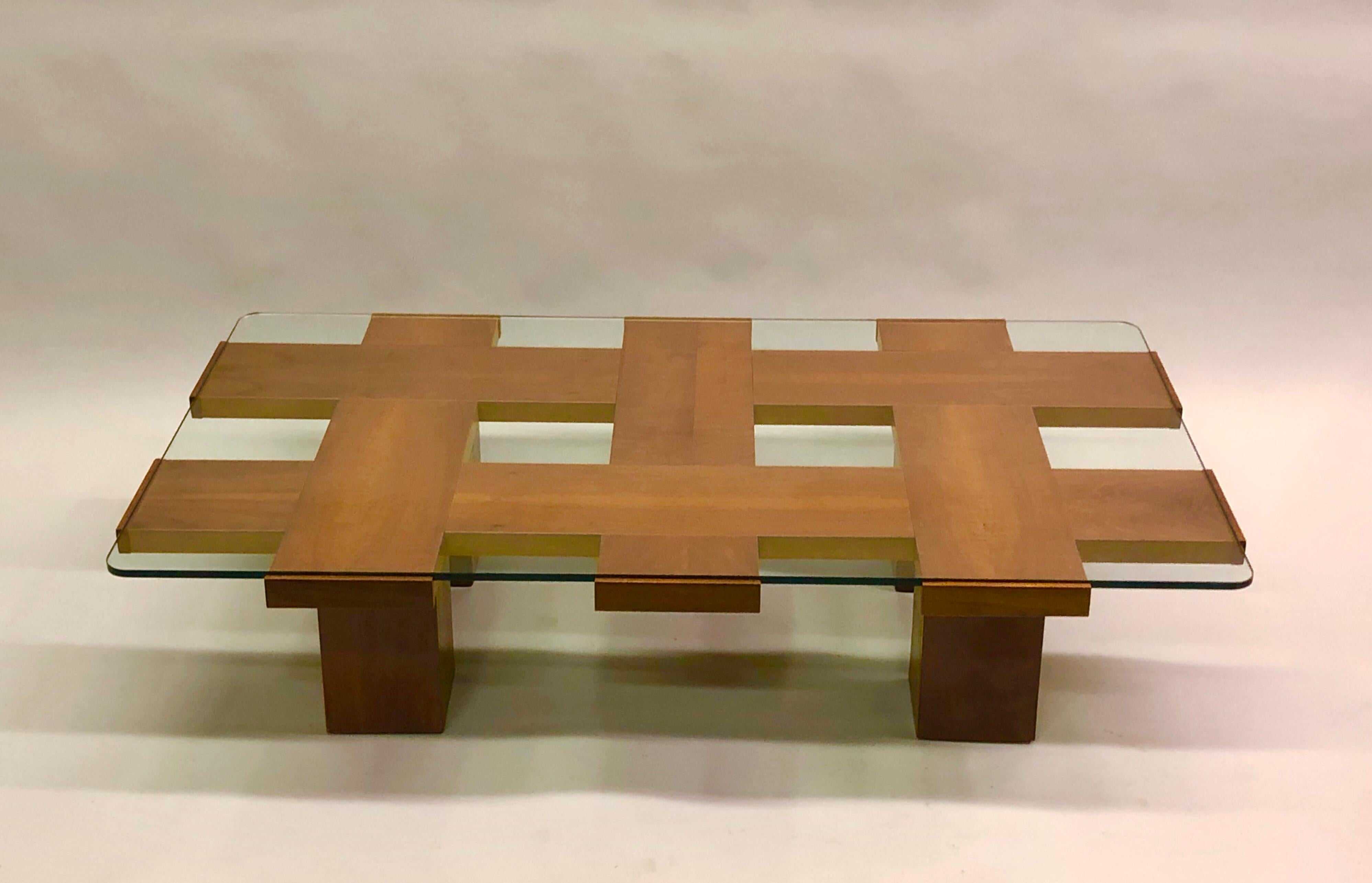 Elegante e intramontabile tavolo da cocktail italiano Mid-Century Modern in legno duro di frassino intrecciato con motivo a griglia e piano in vetro incastonato, attribuito a Marco Zanuso per Pogi.

