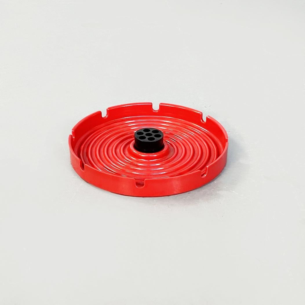 Italian mid-century ashtray 4640 Cendrier by Castelli Ferrieri for Kartell, 1980s
Round table ashtray model 4640 Cendrier in red and black plastic. The structure has several concentric grooves that end in a black cylinder with holes for