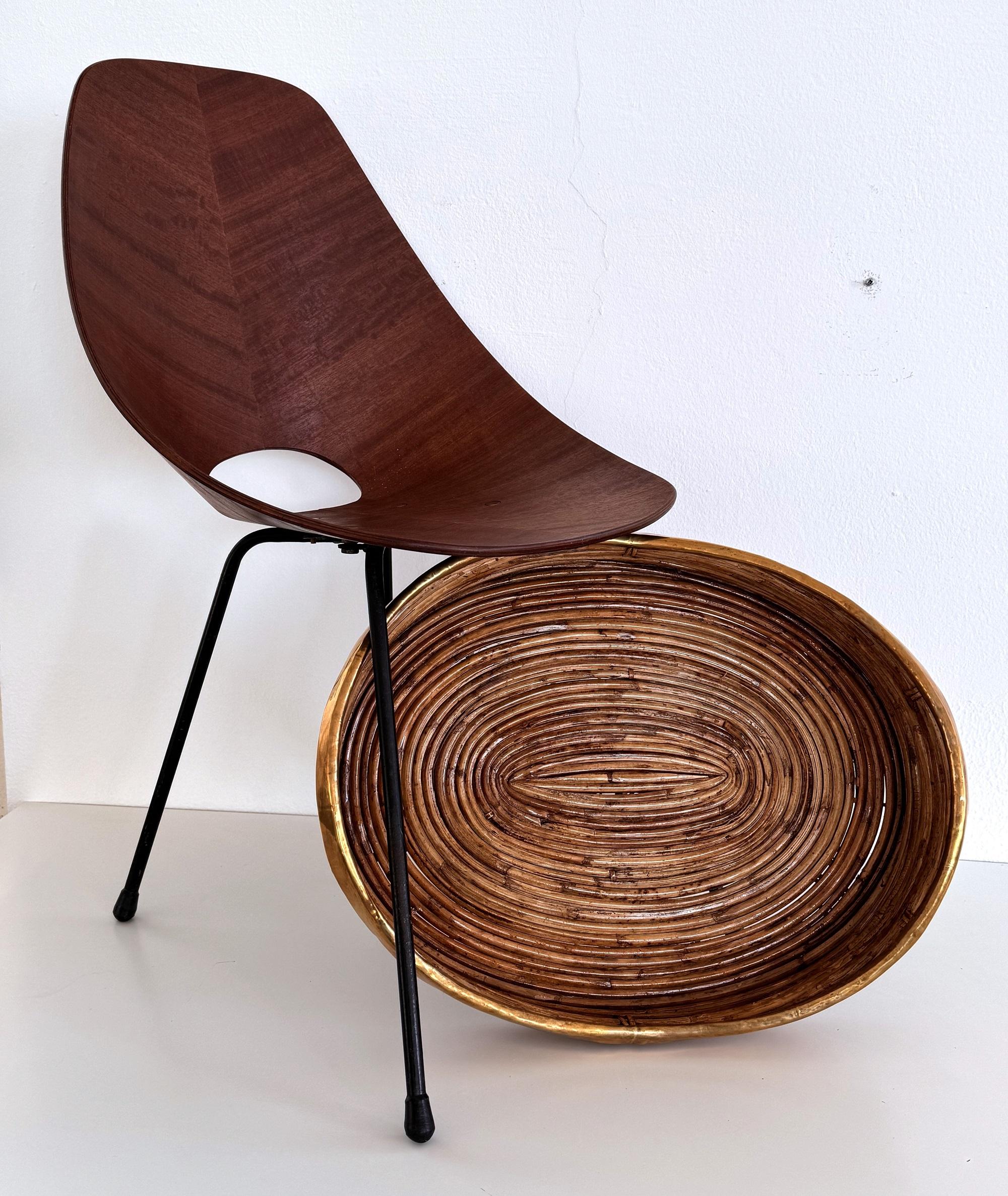 Vassoio da portata organico bohémien in bambù e ottone della metà del secolo scorso, anni '70

Bellissimo, grande ed elegante vassoio degli anni '70, realizzato in Italia, attribuito alla manifattura Vivai del Sud.
Un design molto bello realizzato