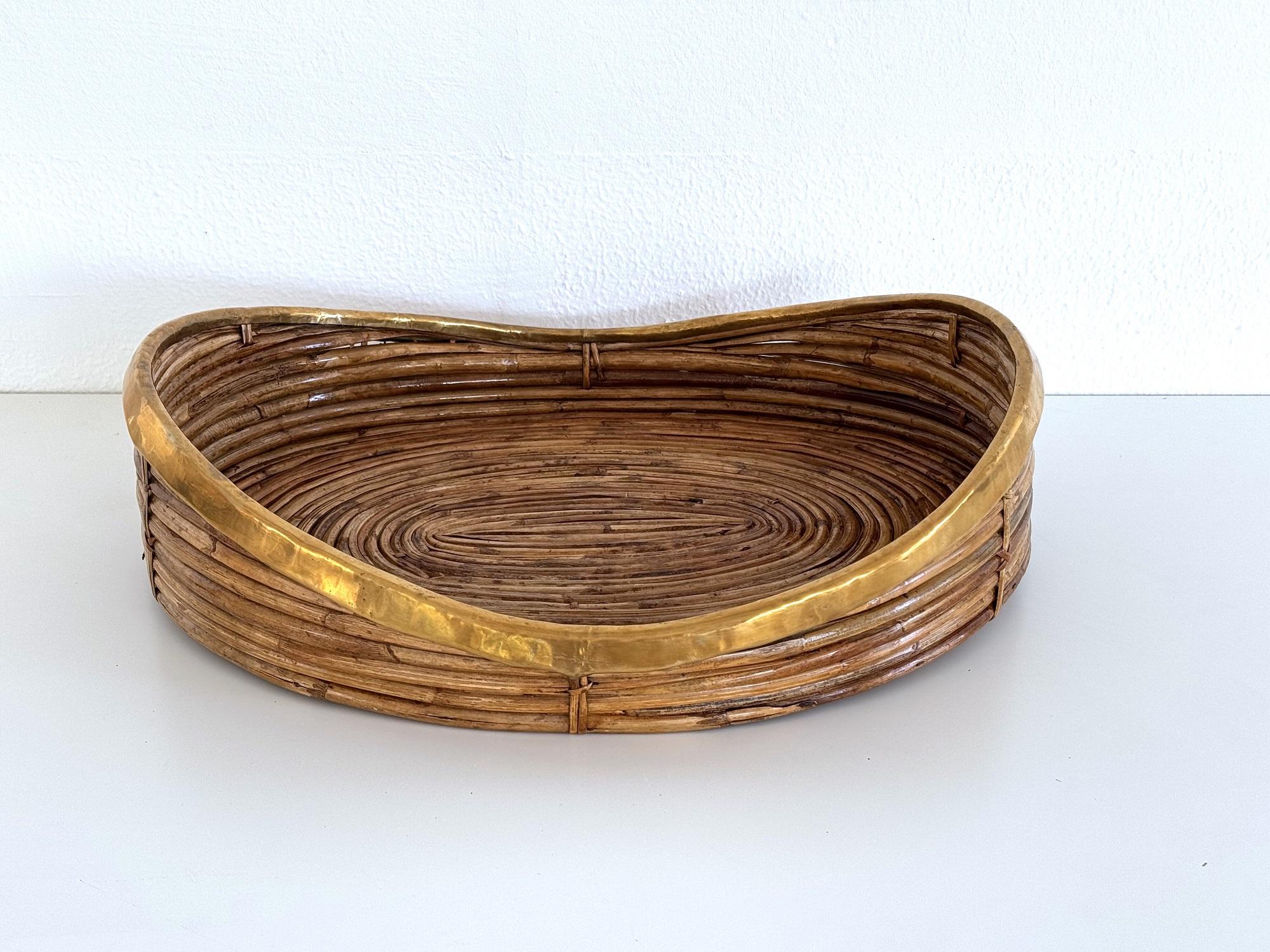 Fatto a mano Vassoio da portata organico bohémien in bambù e ottone della metà del secolo scorso, anni '70 in vendita