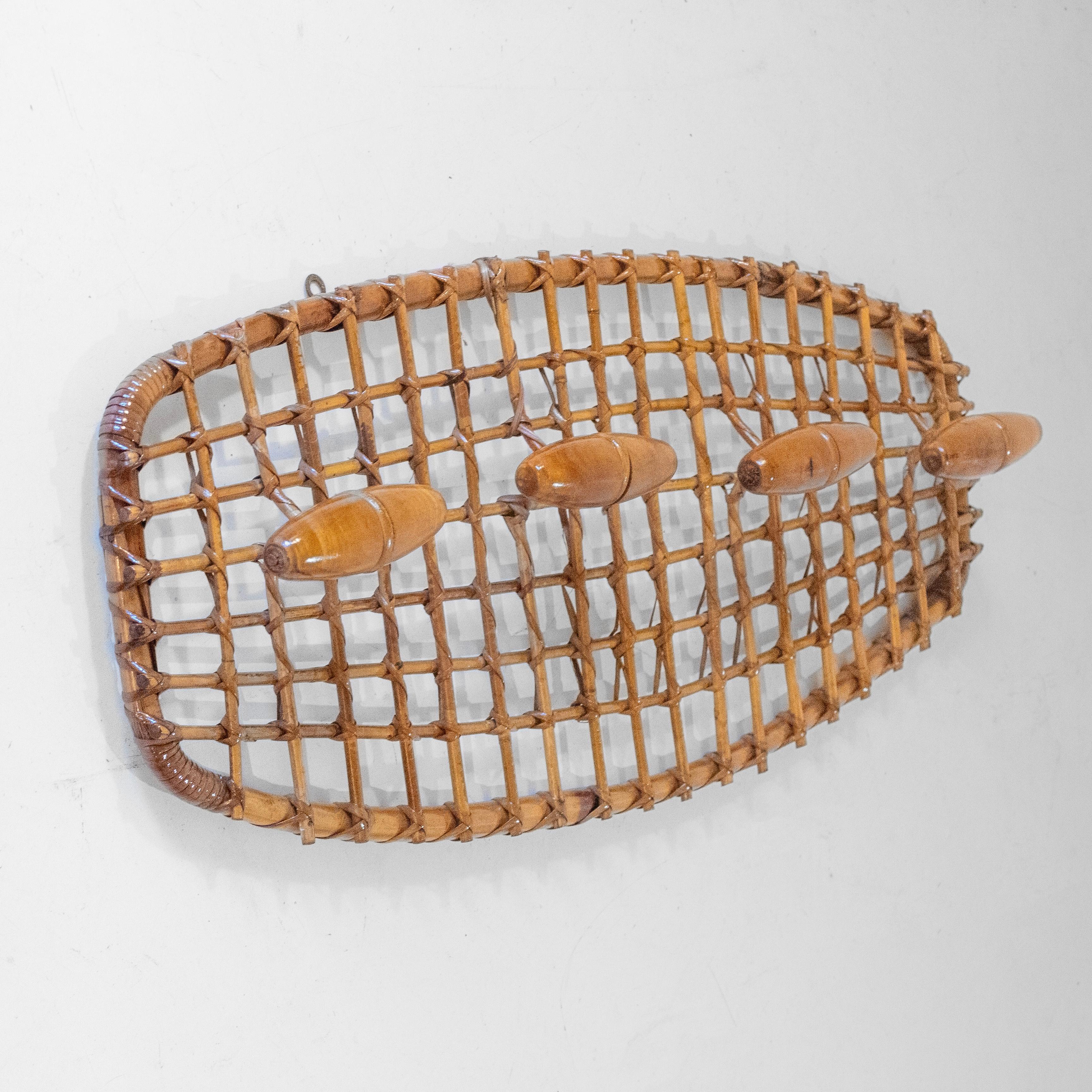 Appendiabiti italiano di metà secolo in bambù e rattan di Bonacina, anni '60

Elegante appendiabiti da parete in bambù e rattan intrecciato prodotto negli anni '60 dall'iconica azienda di bambù Bonacina (design attribuito a Olaf von Bohr).
 
Il