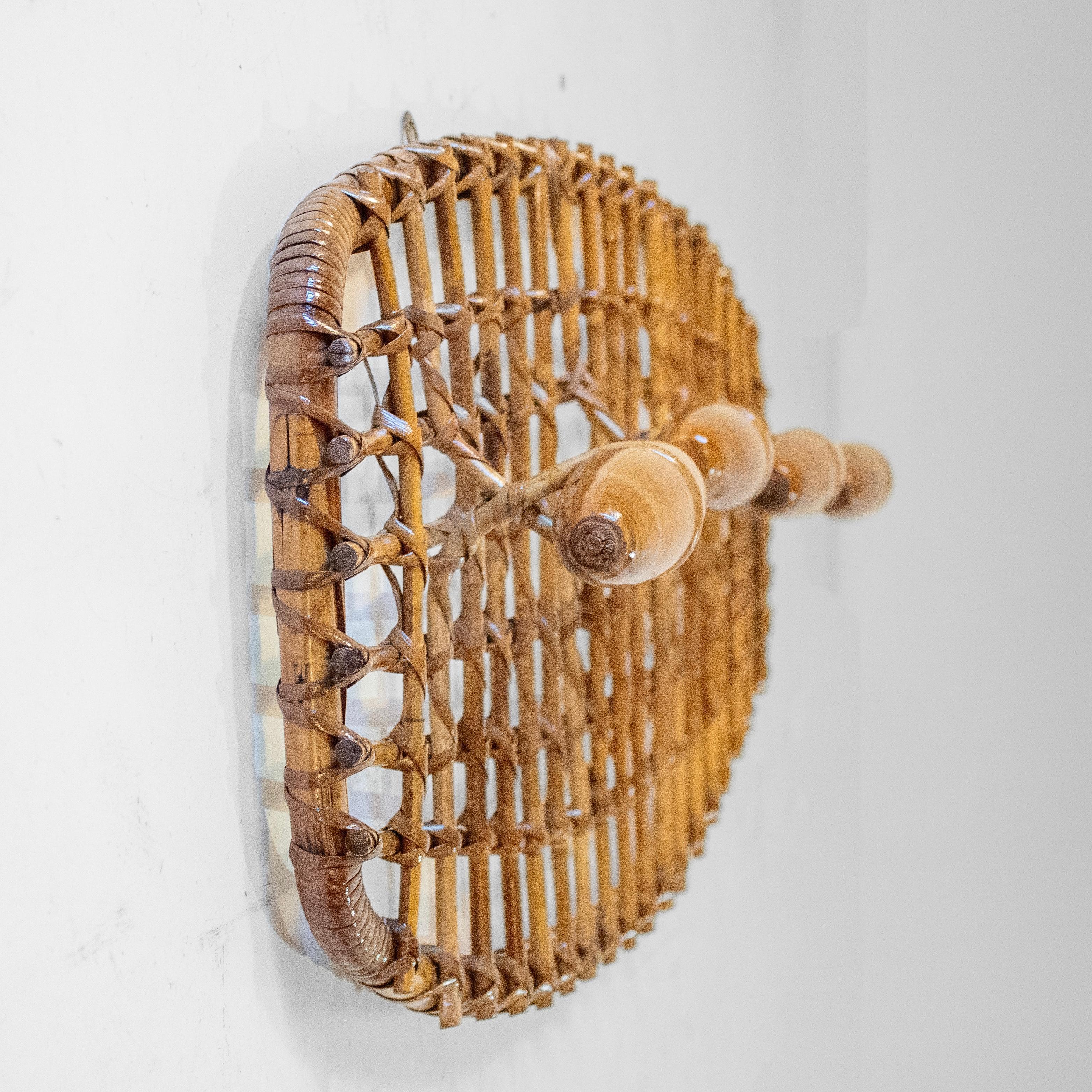 Italiano Appendiabiti italiano di metà secolo in bambù e rattan di Bonacina, anni '60 in vendita