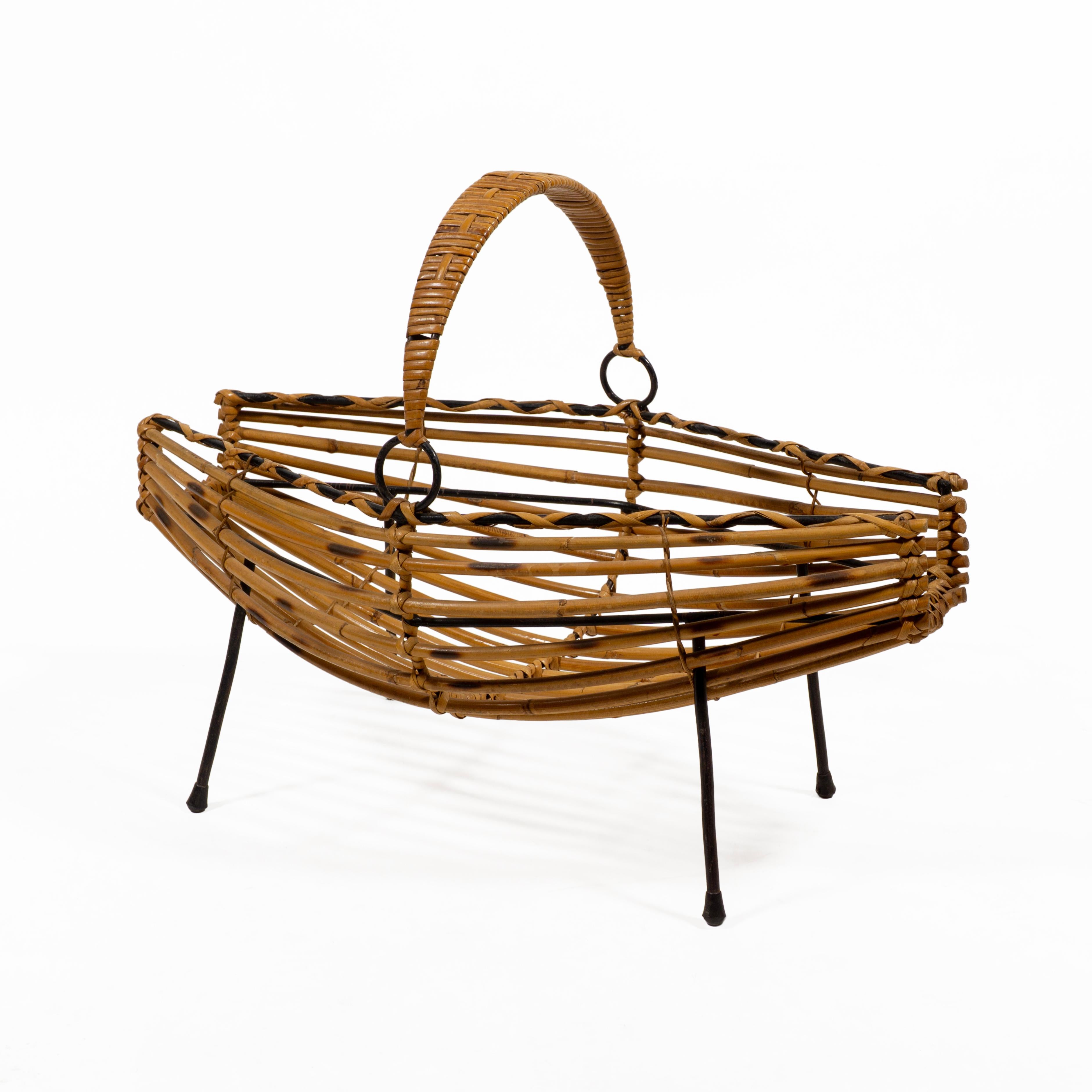 Mid-Century moderno Portariviste o cesto in ferro e rattan di bambù del Mid-Century, Italia 1950 in vendita