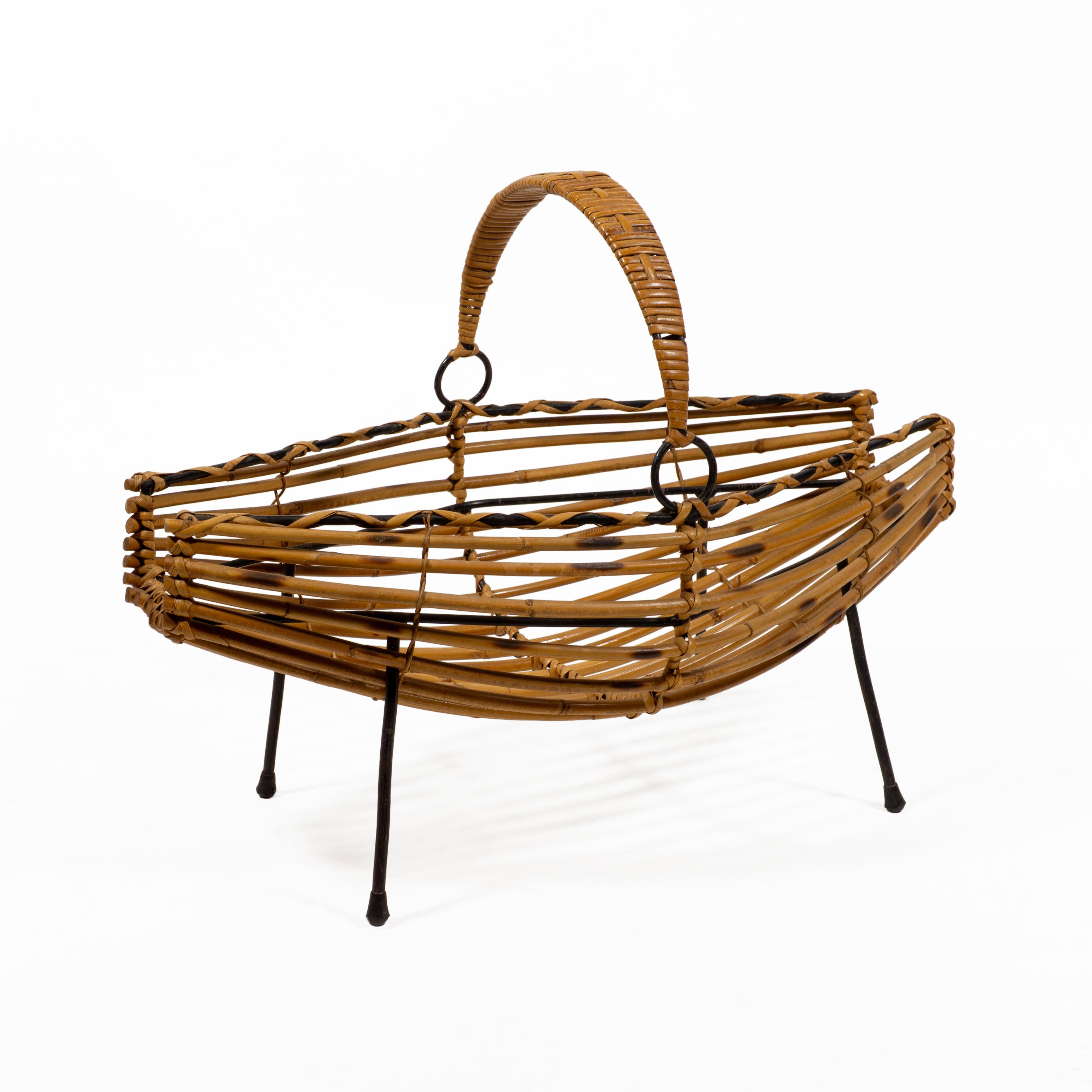 XX secolo Portariviste o cesto in ferro e rattan di bambù del Mid-Century, Italia 1950 in vendita
