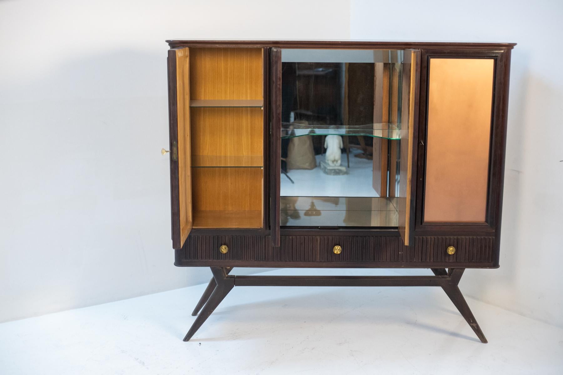Italian Mid-Century Bar Cabinet in Fine Wood and Brass 9