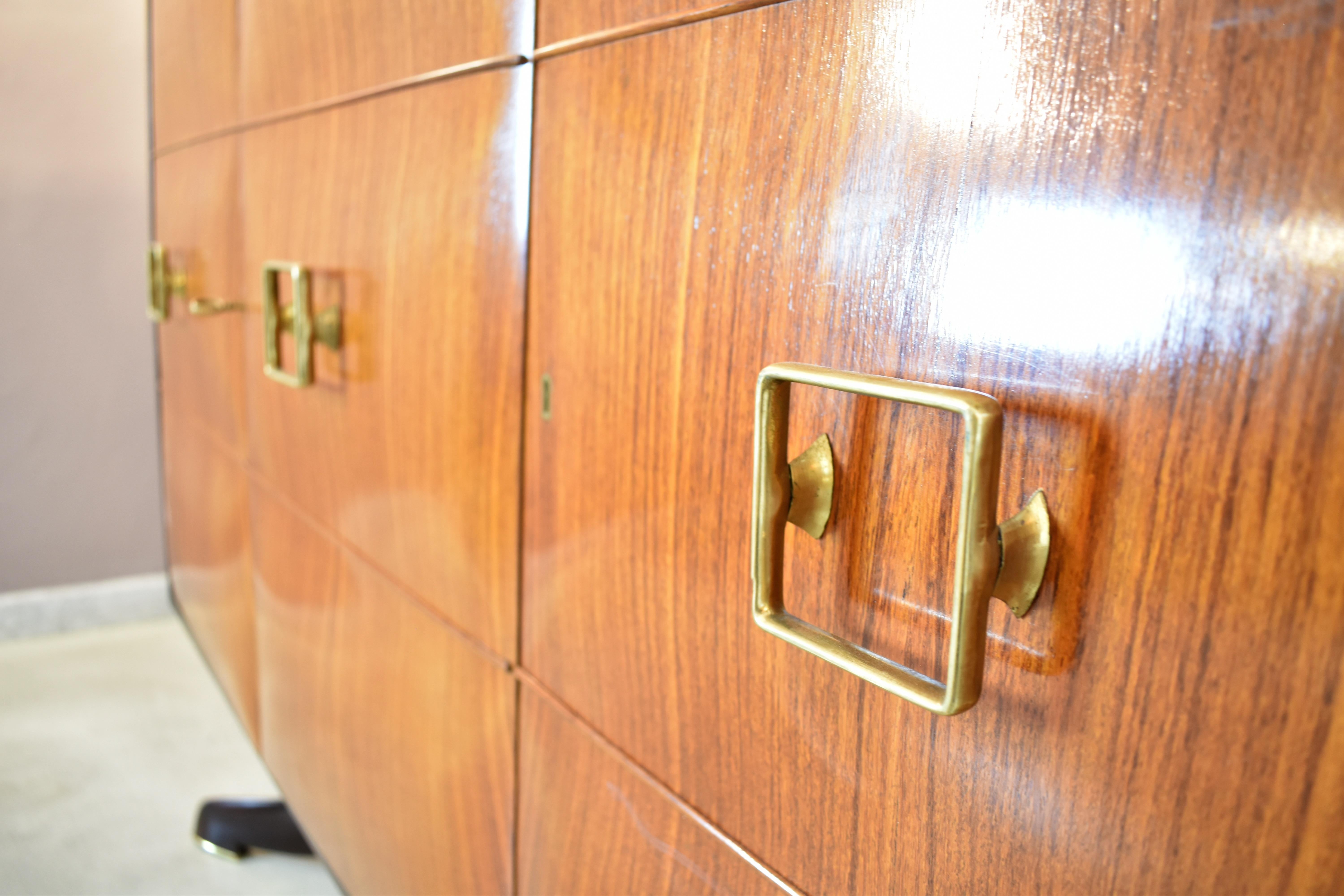 Italian Mid-Century Bar Cabinet in Walnut and Brass, Attributed to Paolo Buffa For Sale 5