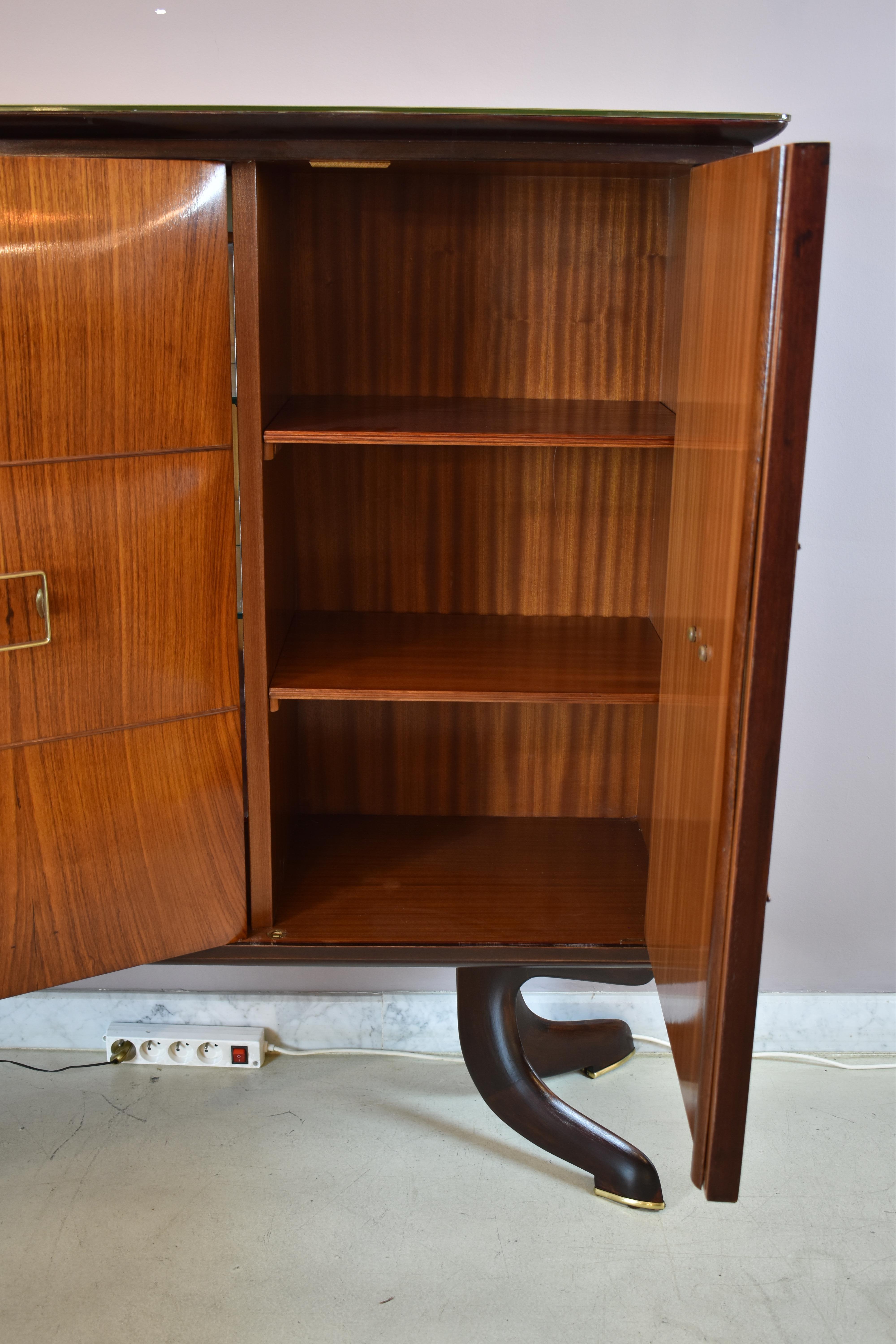 Italian Mid-Century Bar Cabinet in Walnut and Brass, Attributed to Paolo Buffa For Sale 6